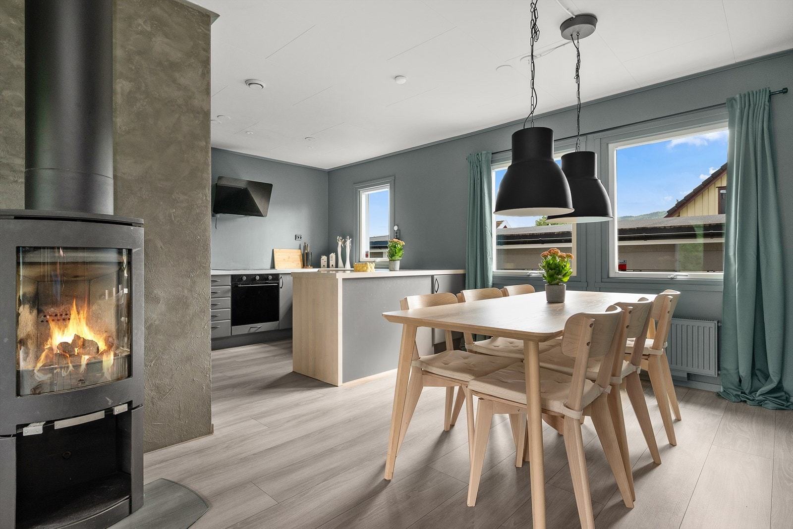Boligen er smart oppvarmet ved hjelp av vedfyring og elektrisitet. Det varmepumpe sentral som styrer vannbårenanlegg i radiatorer 1.etg. Galleribilde