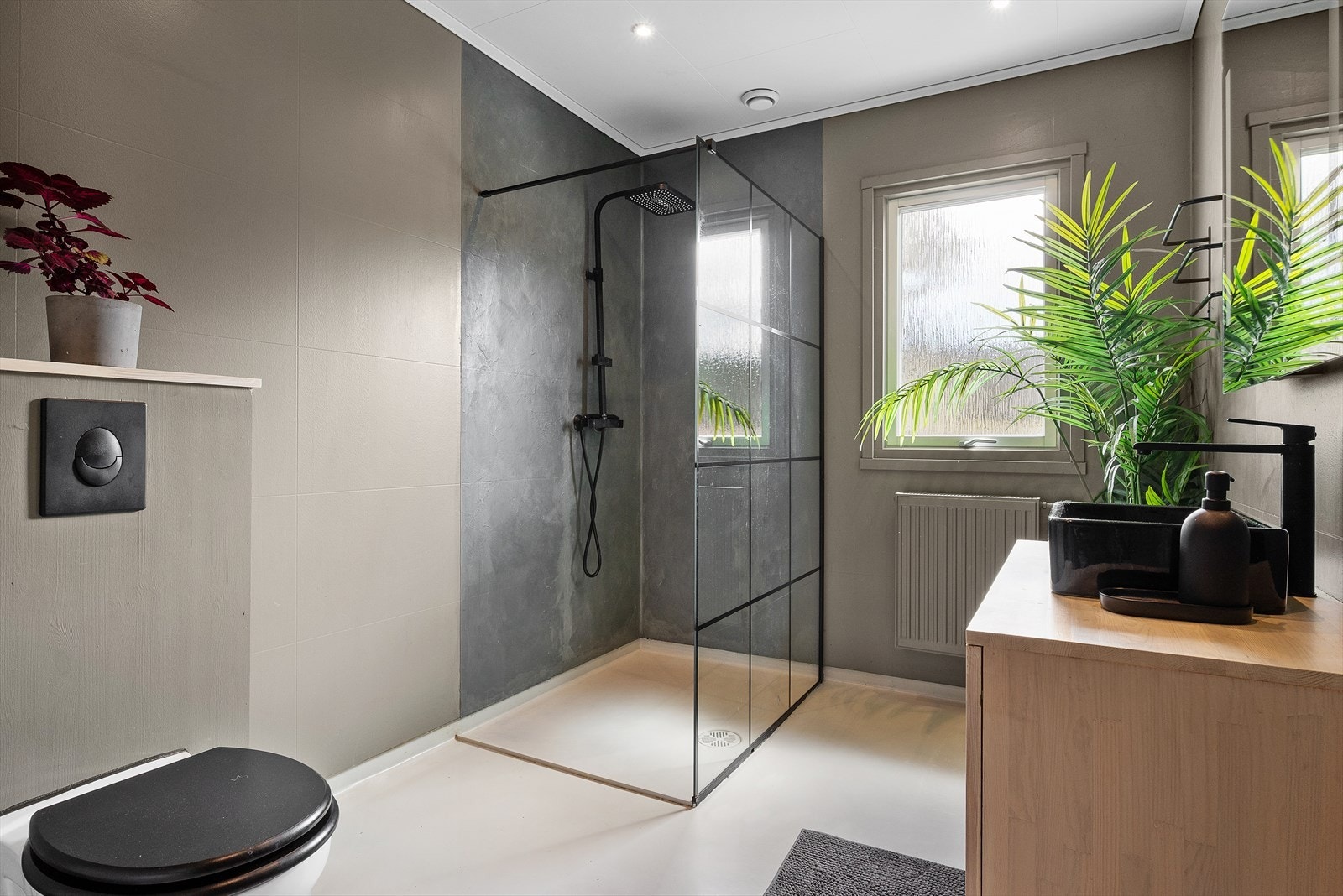 Badet i 1. etasje har et moderne uttrykk, med fine overflater. Galleribilde