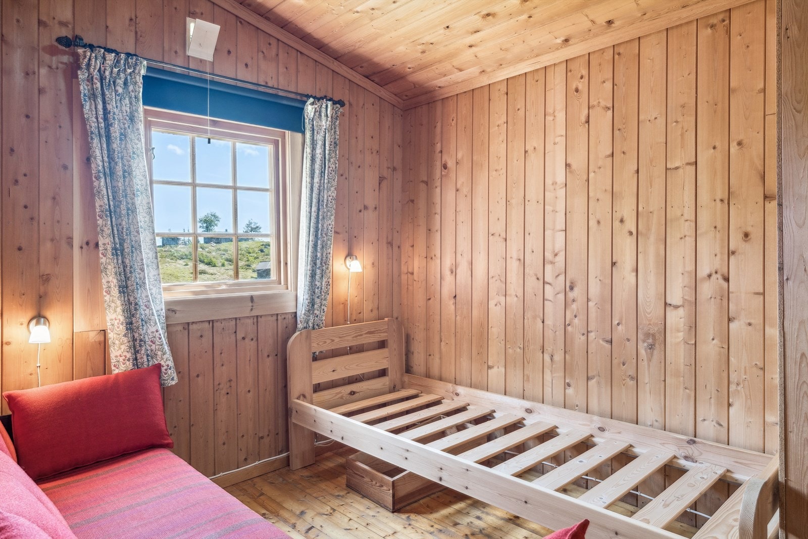 Det andre rommet er innredet med enkeltseng og sovesofa. Galleribilde