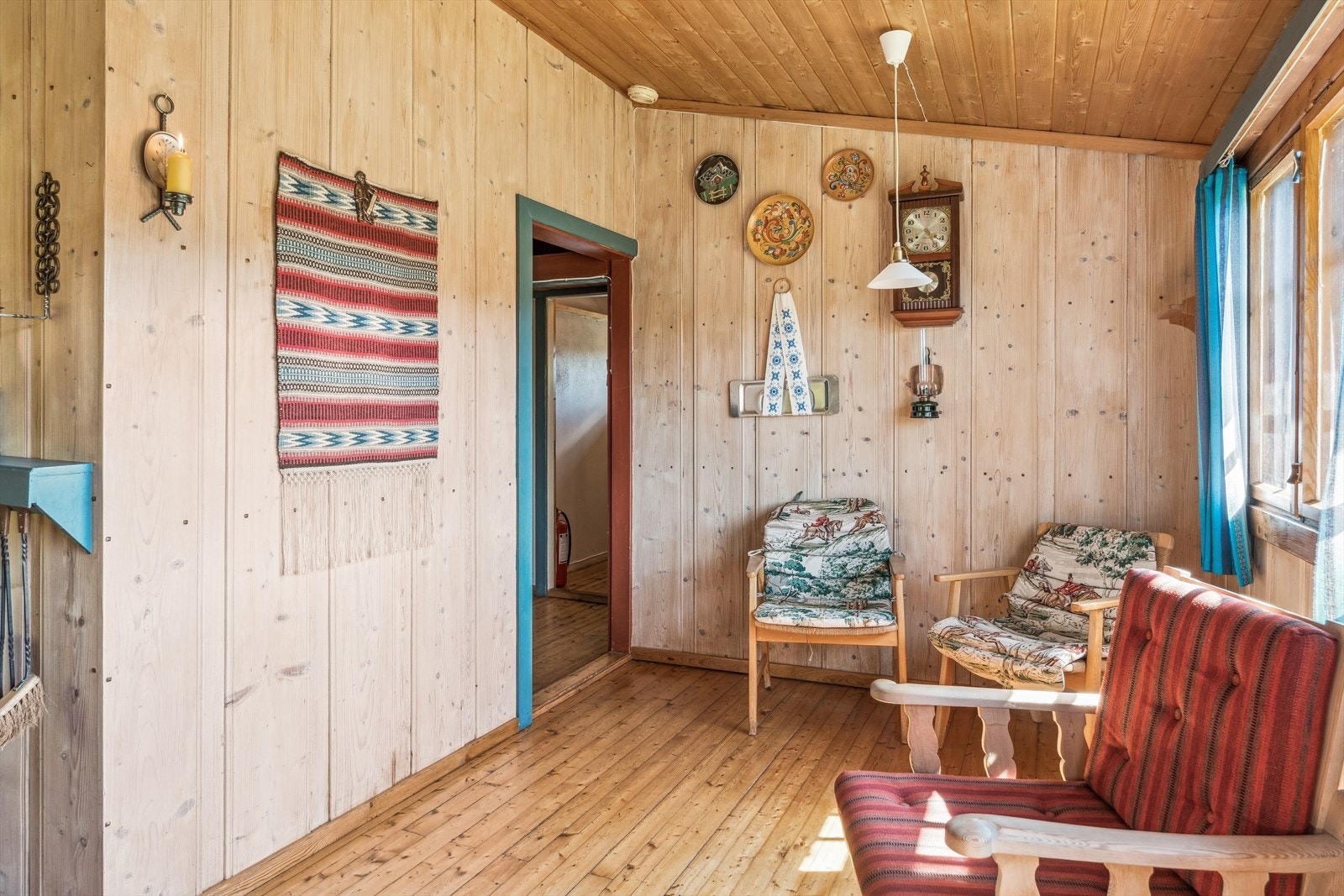 Fra stua er det adkomst inn på kjøkkenet og til soveromsgangen. Galleribilde