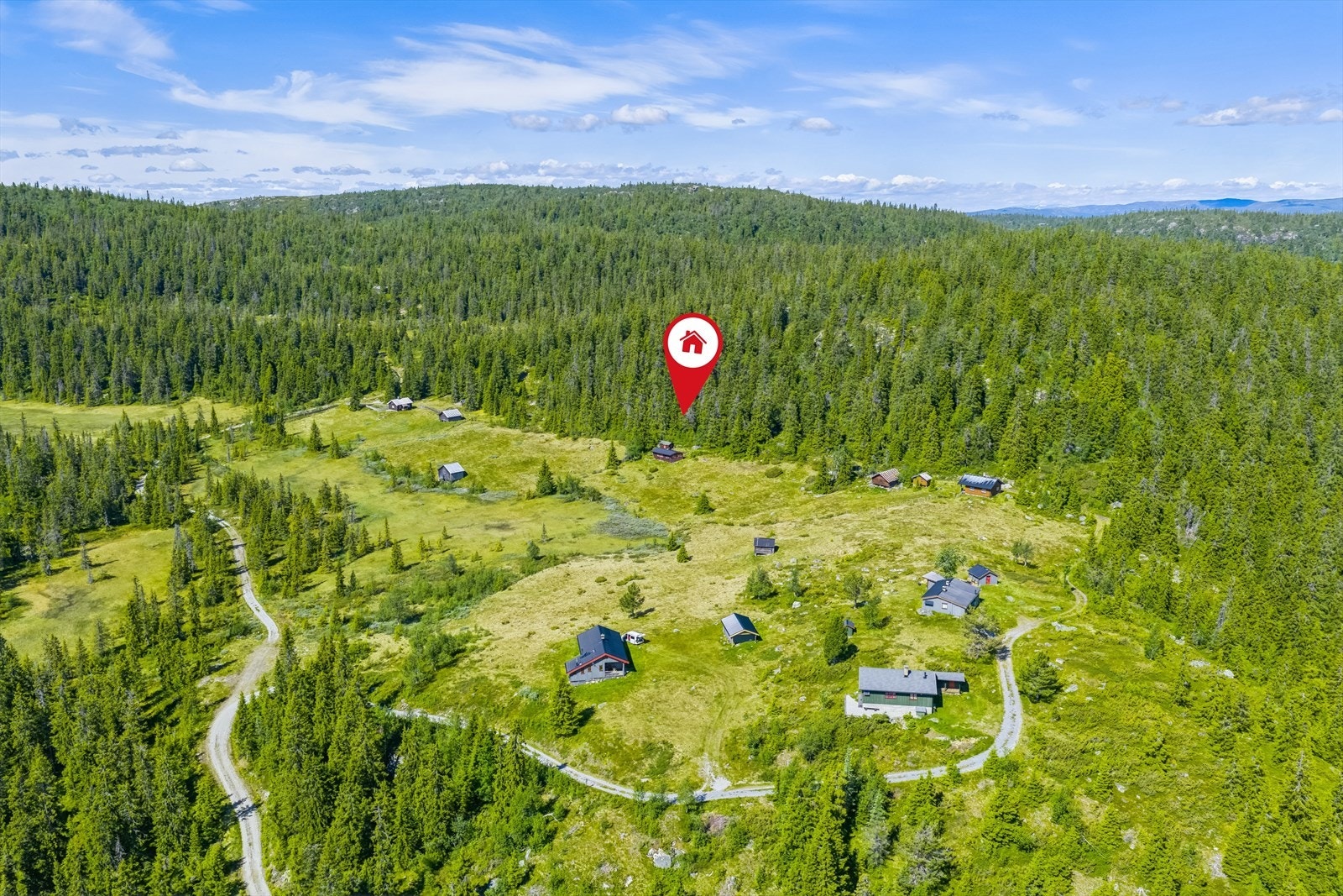 Den har gode solforhold og fin utsikt utover nærområdet med myr, setervoller og fjell. Galleribilde
