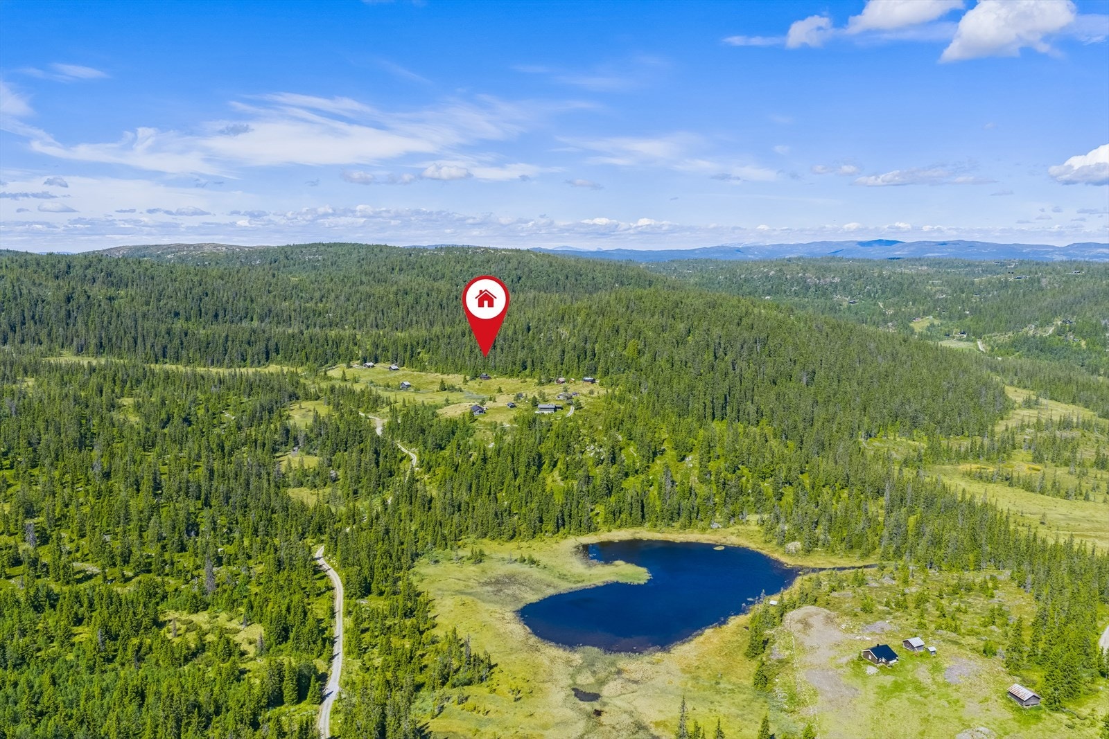 Hytta ligger usjenert til på Aurtjernåsen i Hedalen, ca. 905 moh. Galleribilde