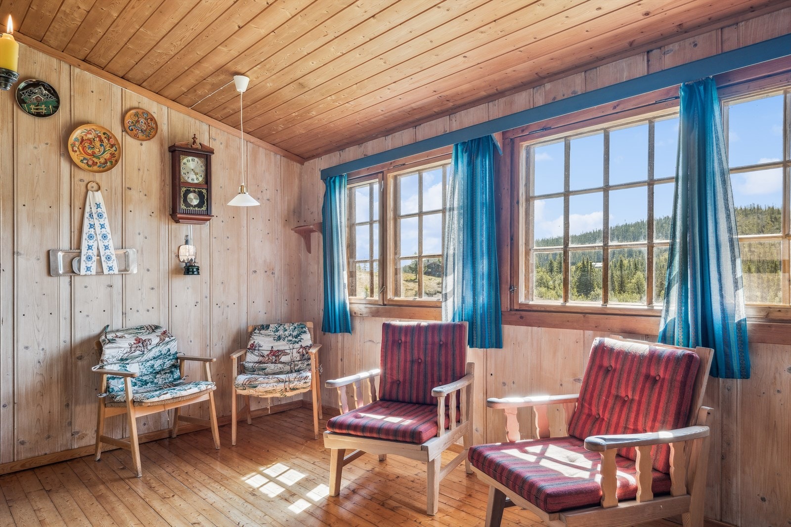 Hytta har ikke strøm eller vann, men har avløp til terreng for vann som bæres inn i hytta, samt solcelleanlegg for belysning. Galleribilde