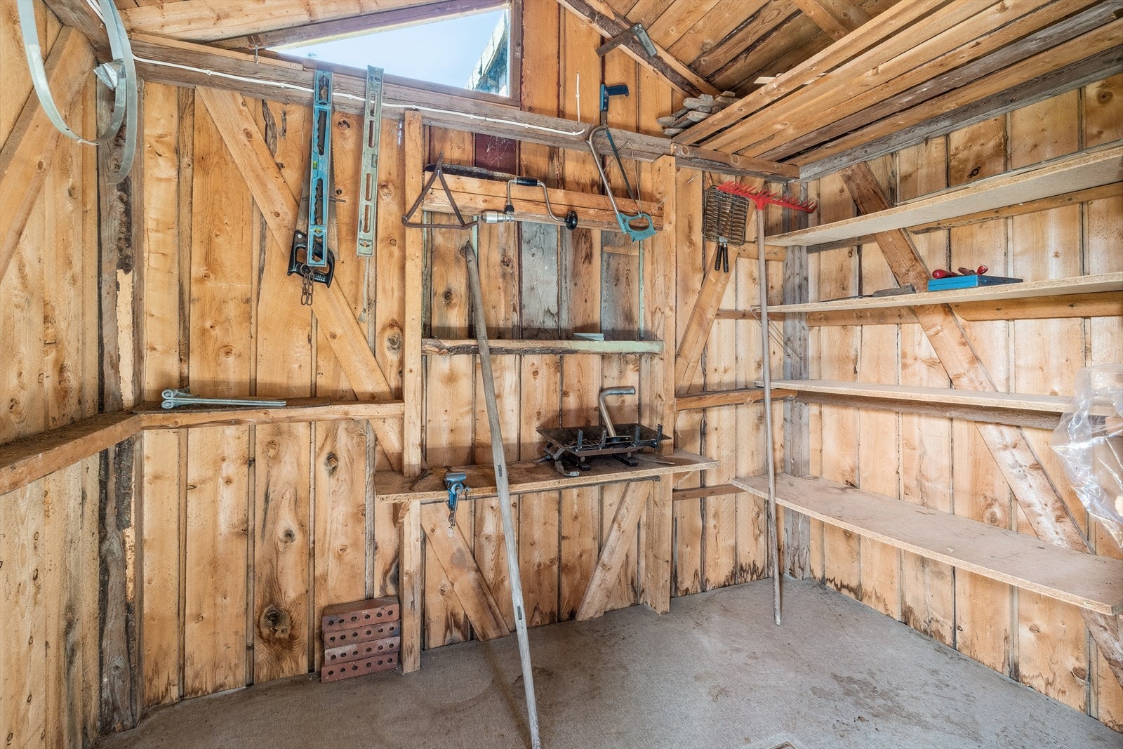 Uthuset er oppdelt med to boder, vedskjul og utedo. Galleribilde