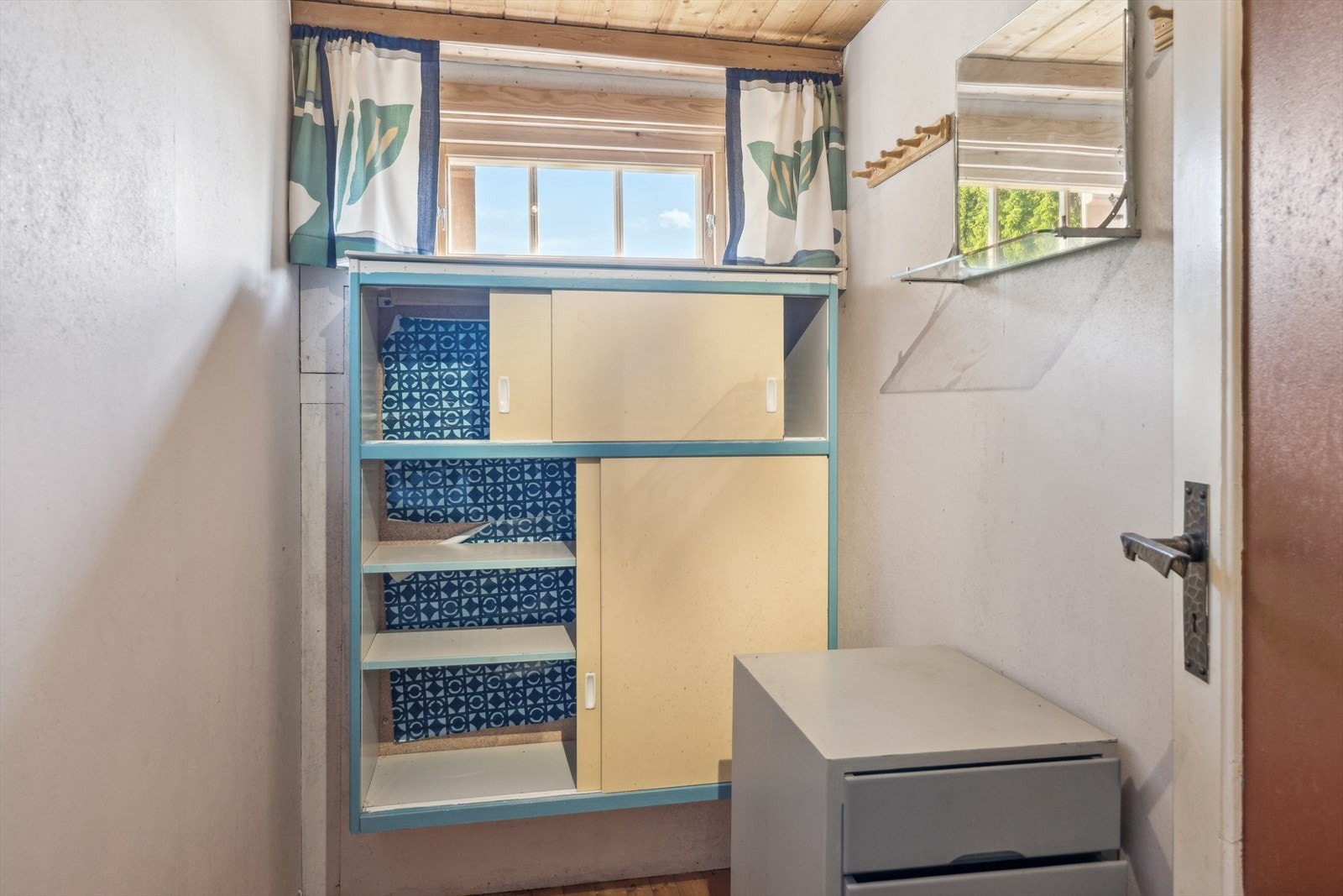 Boden eller "rom for personlig hygiene" har lakkert tregulv, og vegger og himling i malte plater. Galleribilde