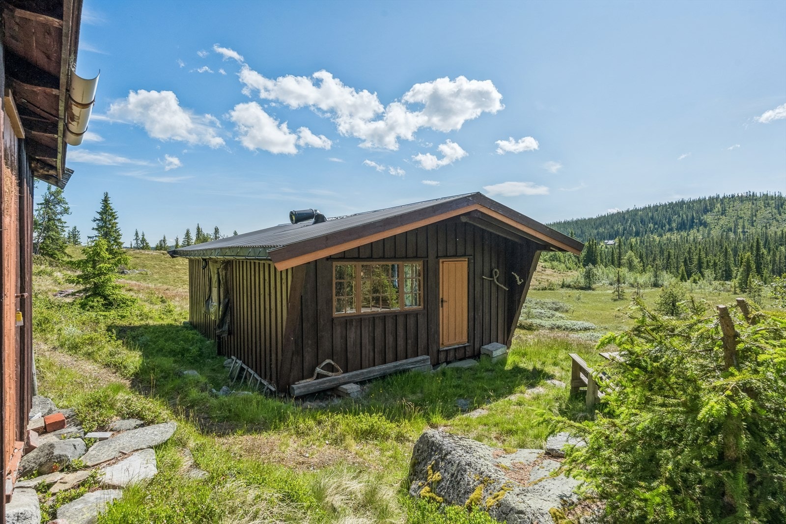 Bygningsmassen fremstår som renoveringsobjekt der det er etterslep på vedlikeholdsarbeider og bygningsdeler som har oppnådd sin forventede levetid. Galleribilde