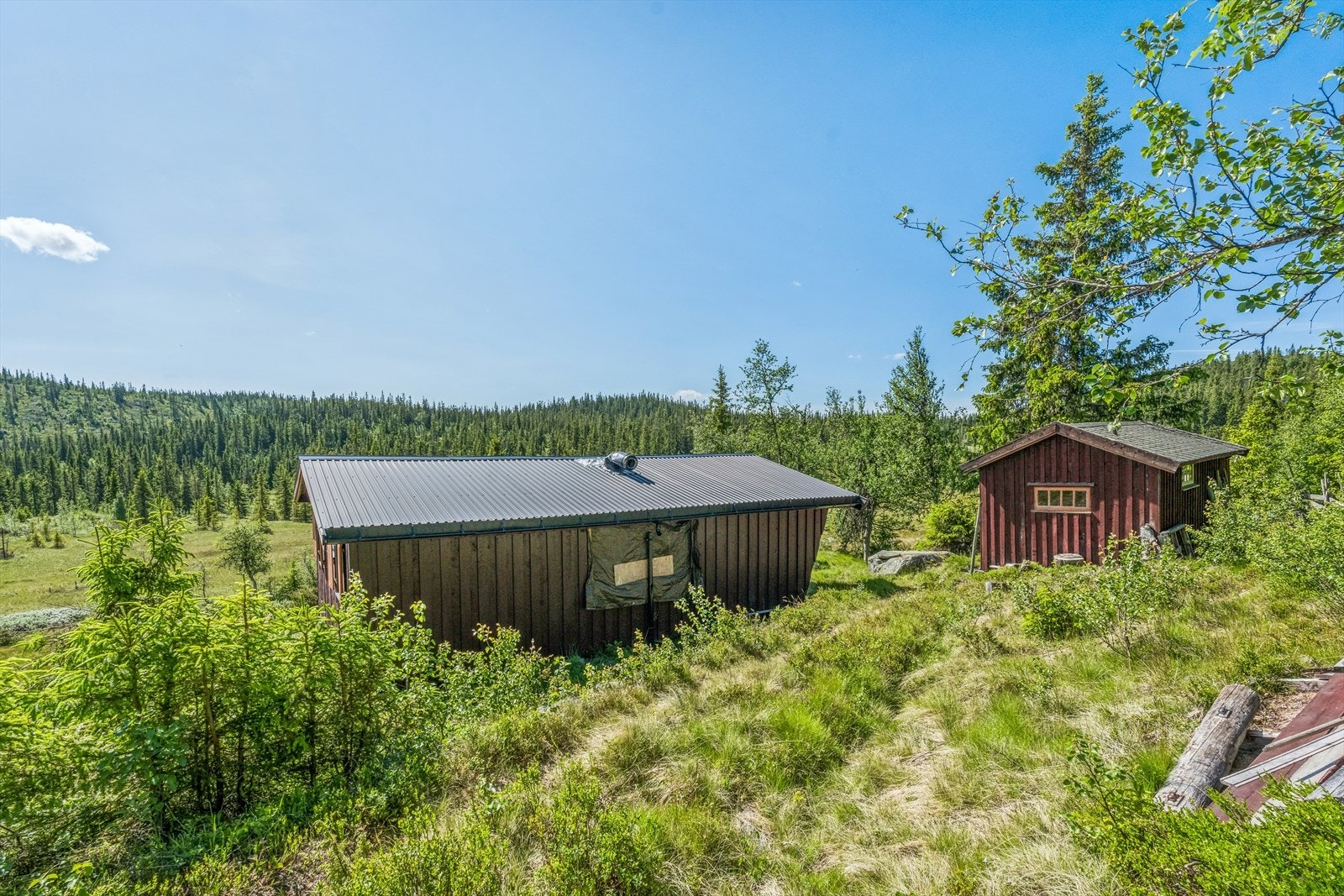 På tunet står det også et uisolert uthus. Galleribilde