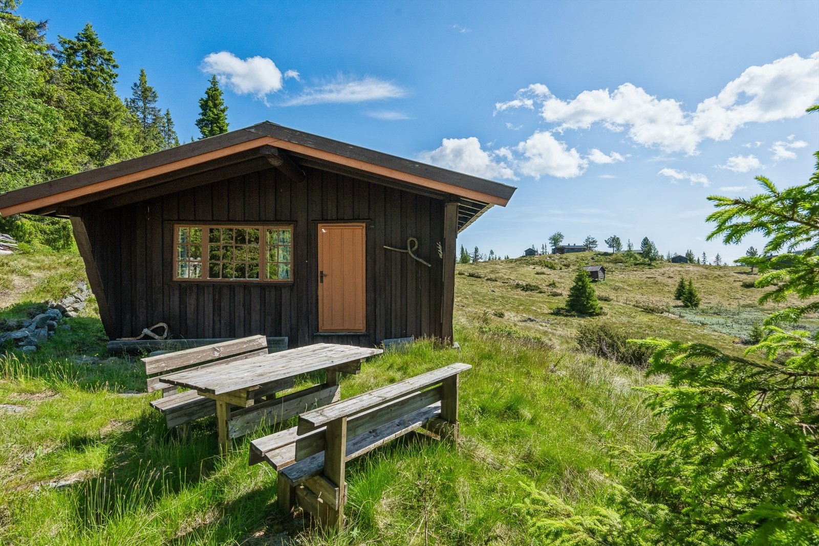 Tomta ligger i hjørnet på en gammel setervoll, og oppleves som en fredelig plass der alt ligger til rette for å koble av i en stressende hverdag. Galleribilde