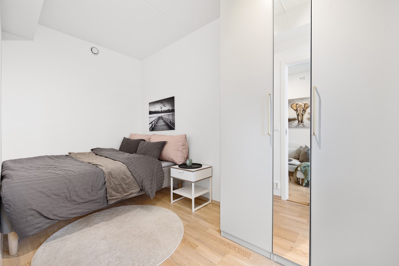 Det store soverommet strekker seg over 8 m², og har god plass til dobbeltseng, nattbord og garderobeskap for oppbevaring av klær. Galleribilde