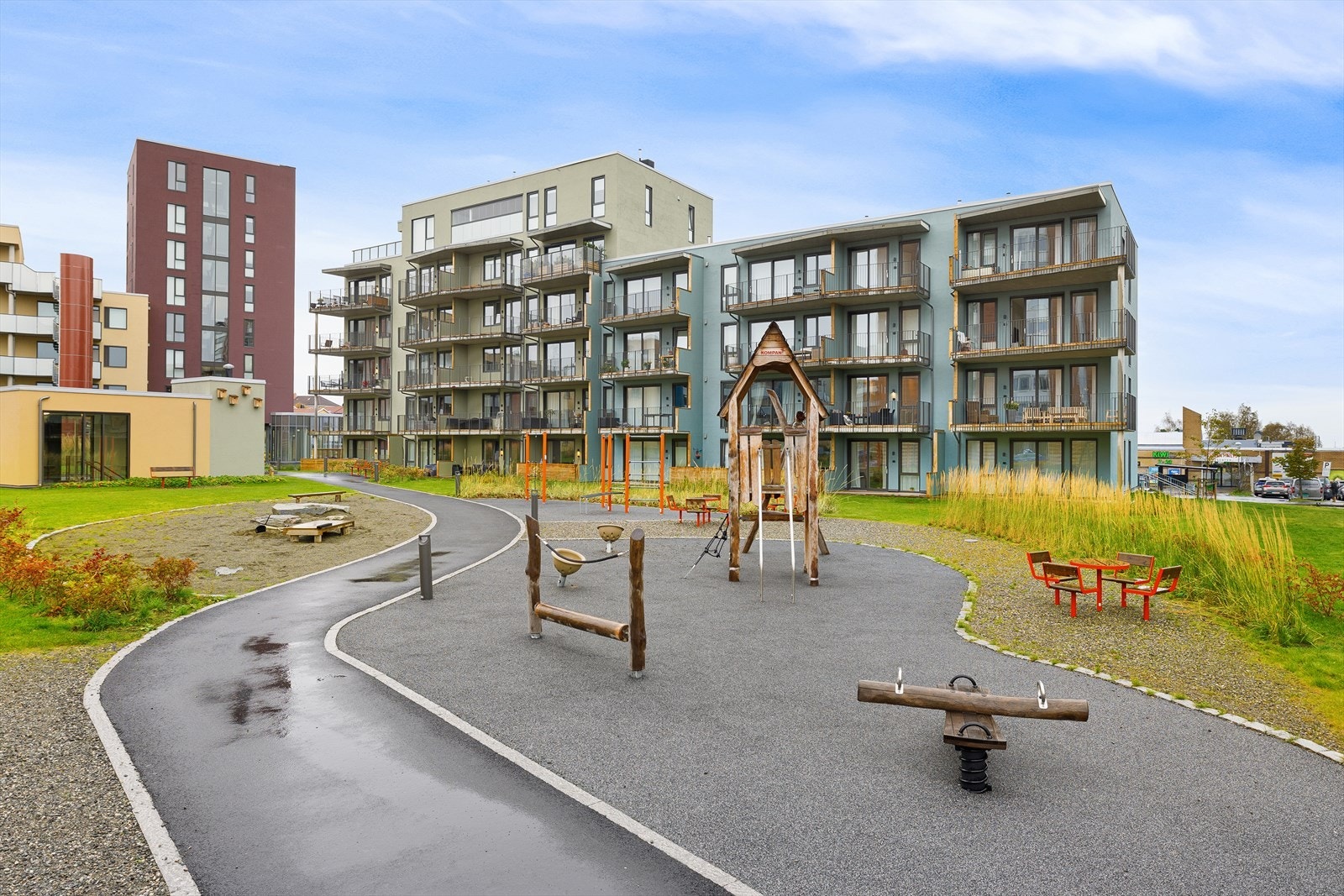 Leiligheten ligger sentralt til på Valentinlyst, med en rekke servicefasiliteter i nærheten. Nærmeste bussholdeplass, Valentinlyst, ligger bare 1-2 minutters gange unna leiligheten. Galleribilde
