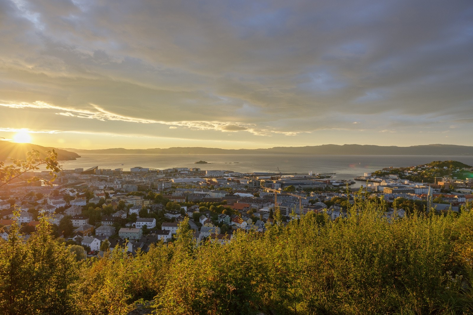 Et steinkast fra boligen har du kuhaugen utsiktspunkt, som er et populært turmål. Det er også flere opparbeidede løyper i området for løping og sykling. Galleribilde