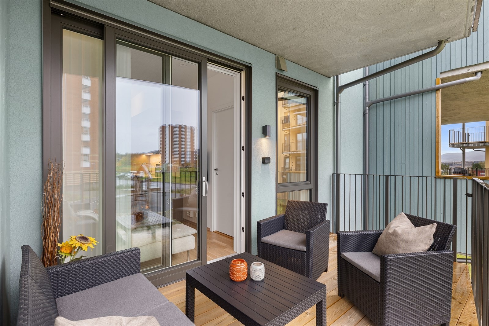 Fra boligens samlingspunkt er det direkte utgang til en sørvendt og overbygd balkong på hele 9 m², hvor solen kan skimtes fra formiddag til sen ettermiddag på sommerstid. Galleribilde