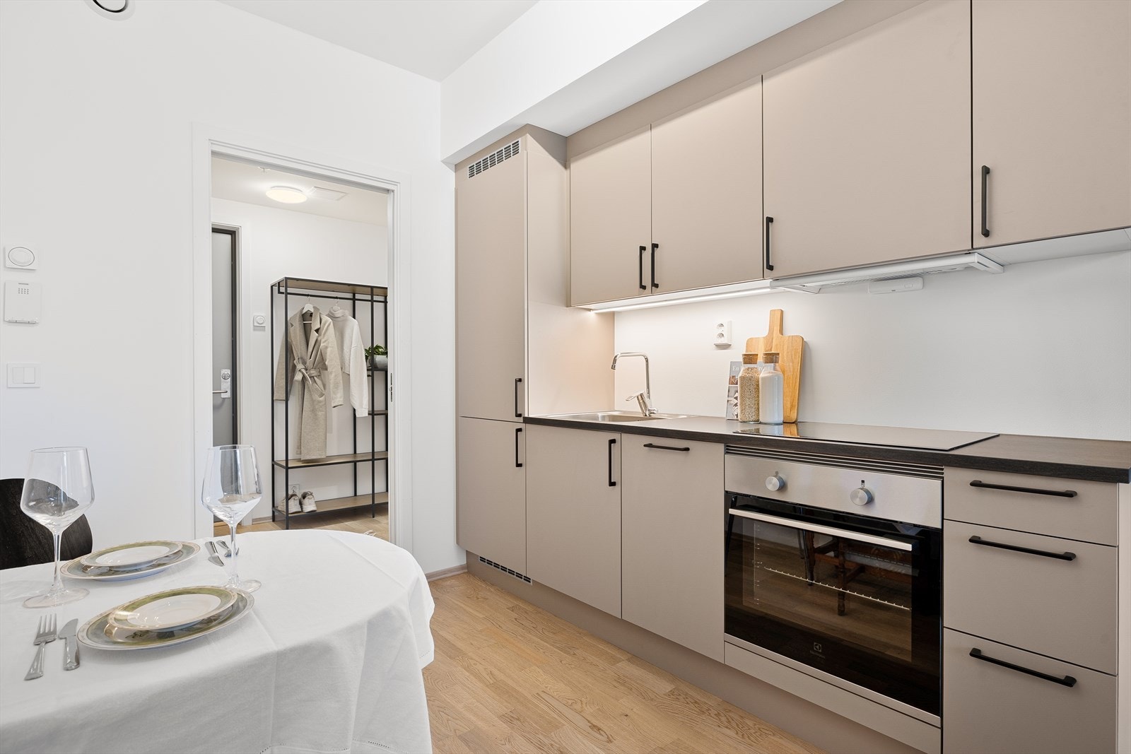 Boligen har balansert ventilasjon og fjernvarme. Dette sørger for et friskt og godt inneklima hele året rundt, med forutsigbare oppvarmingskostnader. Galleribilde