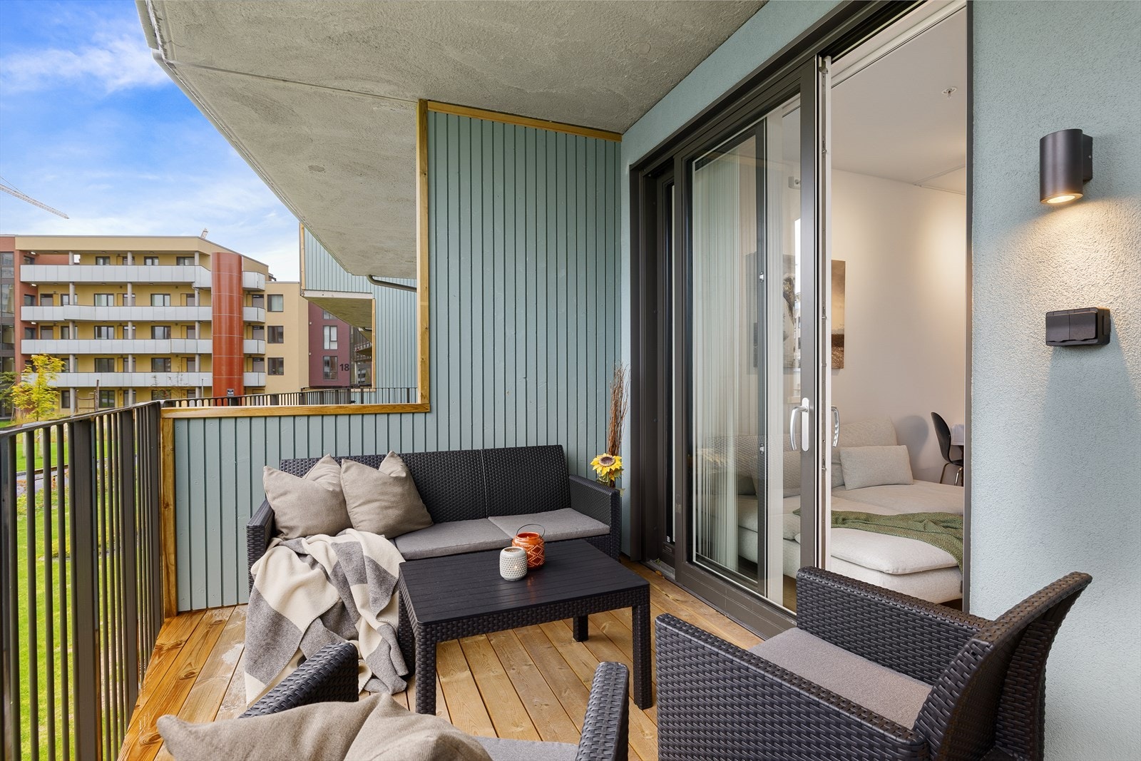 Det er uttak for strøm på balkongen, som gjør det mulig å sette inn en smart varmelampe slik at også sene høstkvelder kan nytes på balkongen. Galleribilde