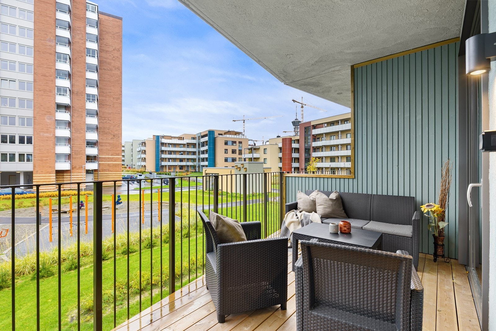 Balkongen kan fint møbleres med en koselig sittegruppe, og blir en naturlig forlengelse av boligens oppholdsrom på varmere dager. Galleribilde