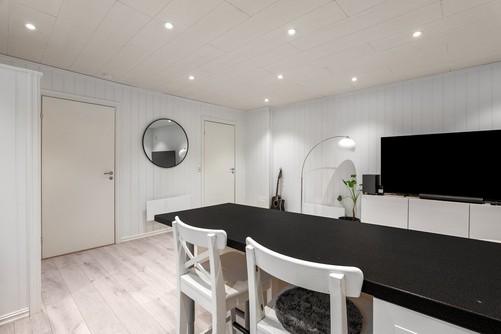 Praktisk spiseplass i åpen løsning mot stuen - perfekt for både hverdagsmåltider og gjester. Galleribilde