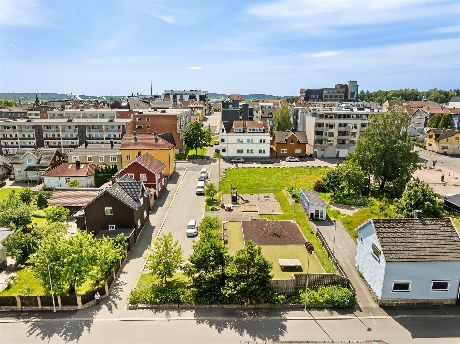 Parkmiljø både rett utenfor og i kvartalet over gaten gjør omgivelsene lite bypreget. Alle sentrums tilbud er likevel innenfor gangavstand. (Bilde fra tidligere salg) Galleribilde