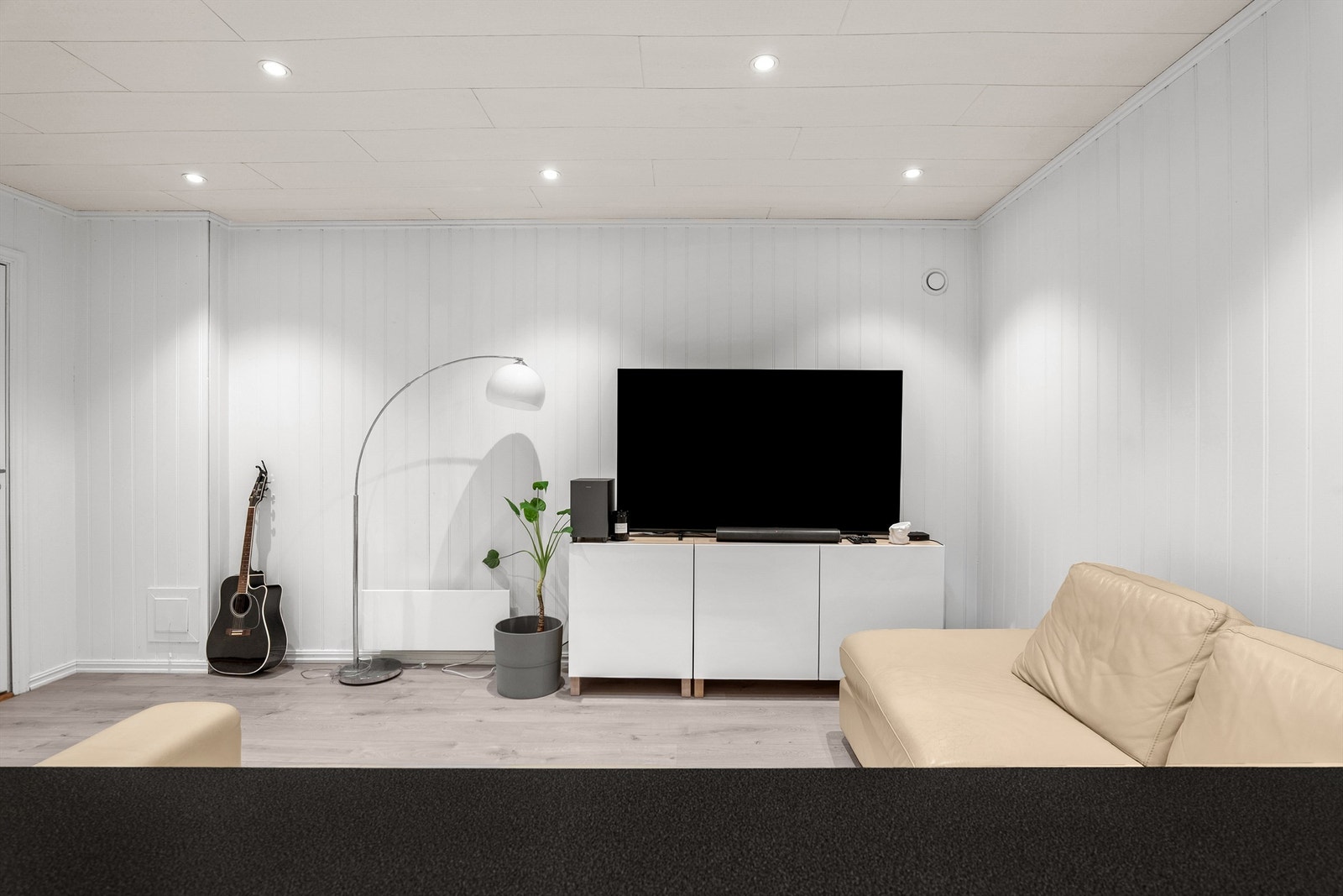 Hyggelig og innbydende stue med naturlig TV-sone, god plass til møblering og belysning fra downlights i taket. Galleribilde