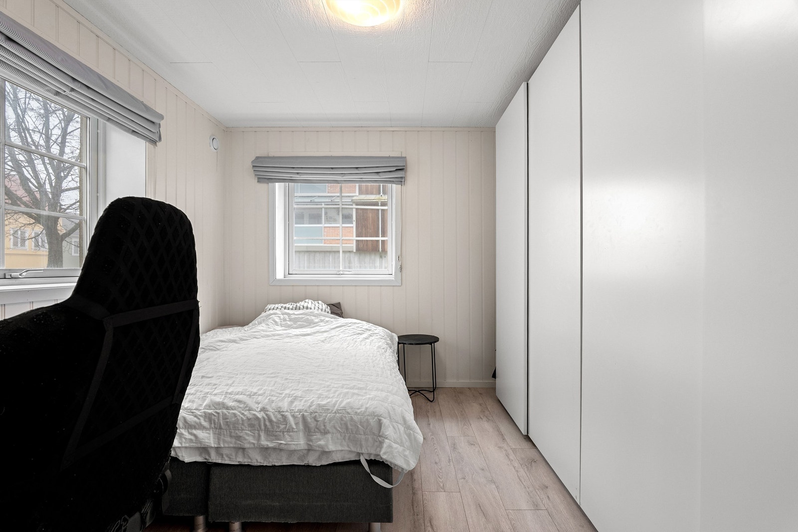Lyst og hyggelig soverom med plass til dobbeltseng og garderobeløsning. Galleribilde