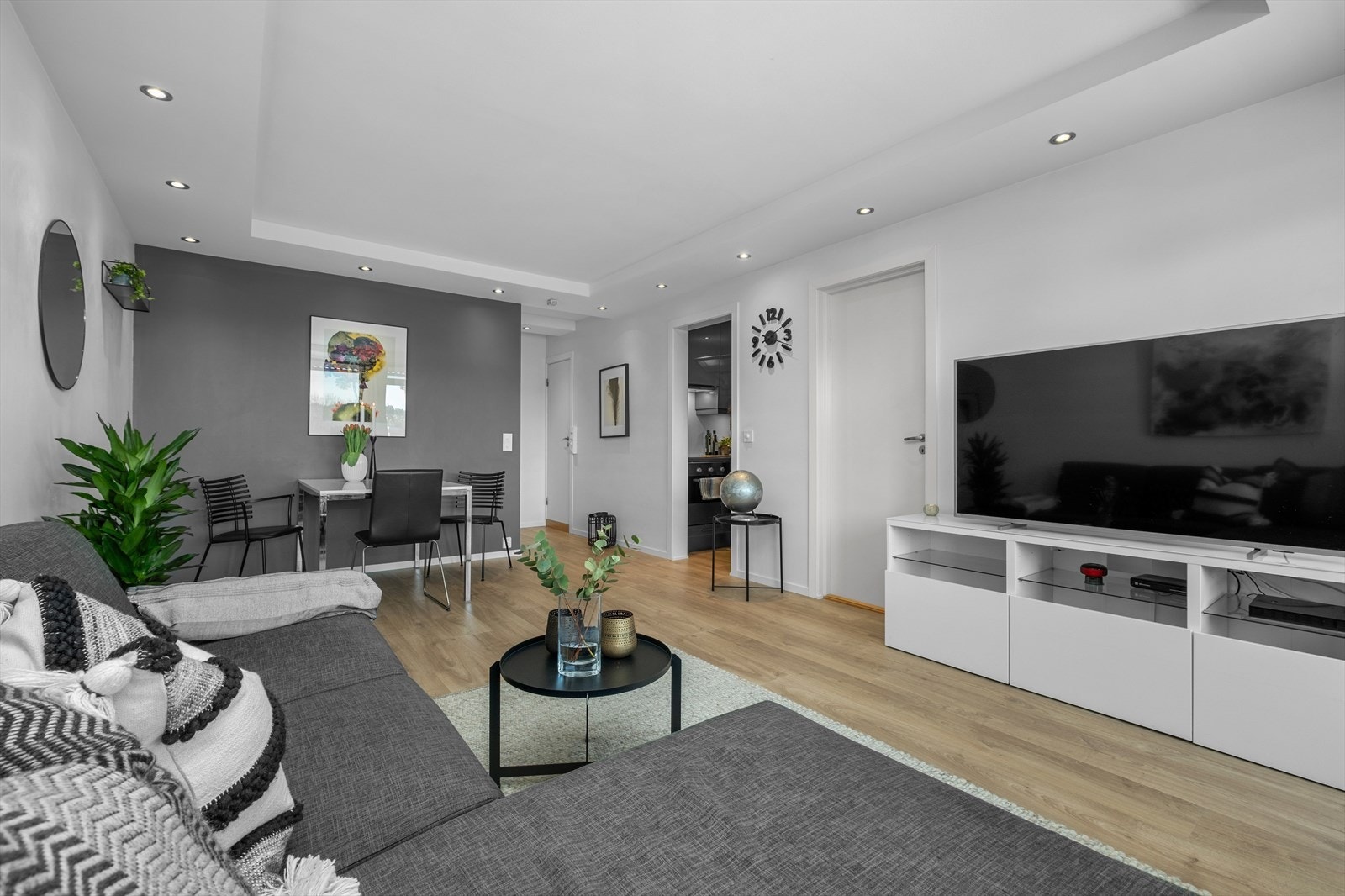 Stuen strekker seg over 20,6m² med adskilt kjøkken på 4,8m². Galleribilde