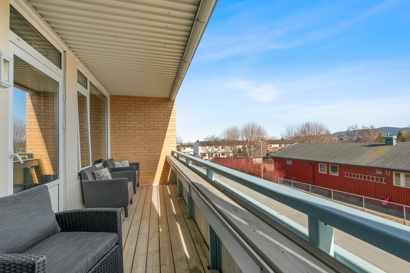 Leiligheten består av stue, kjøkken, baderom, soverom, entré og disponerer fast p-plass i parkeringskjeller med mulighet for lading. Galleribilde