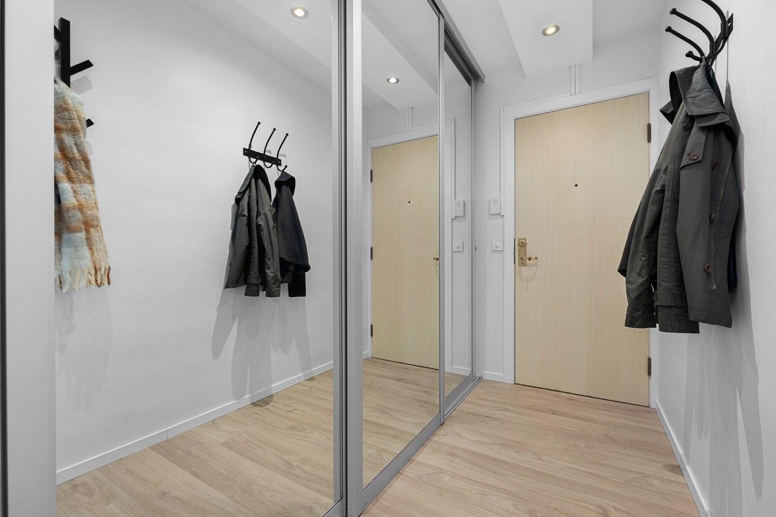 Praktisk entré på 5,3m² med god plass til oppbevaring av sko og yttertøy. Galleribilde