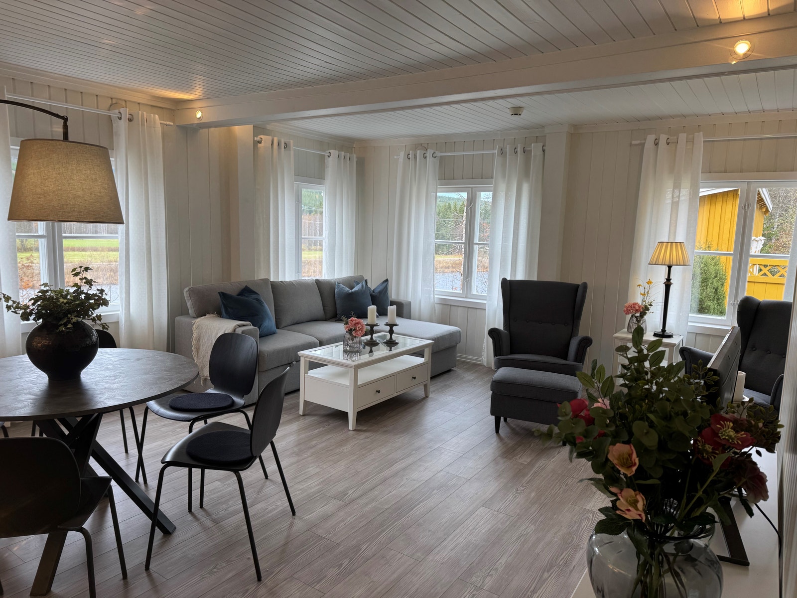 Åpen stueløsning med flott utsikt til Trysilelva. Sovesofa. Galleribilde