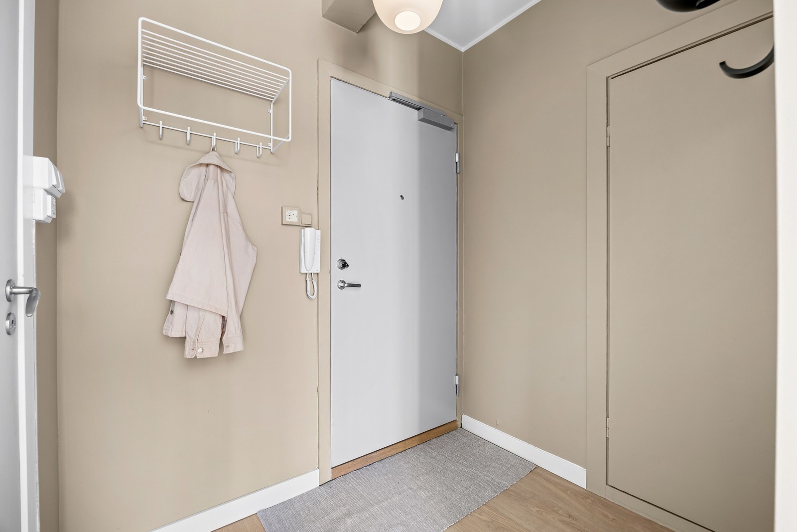Velkommen inn! Romslig entré med god plass til avheng av yttertøy og sko. Galleribilde