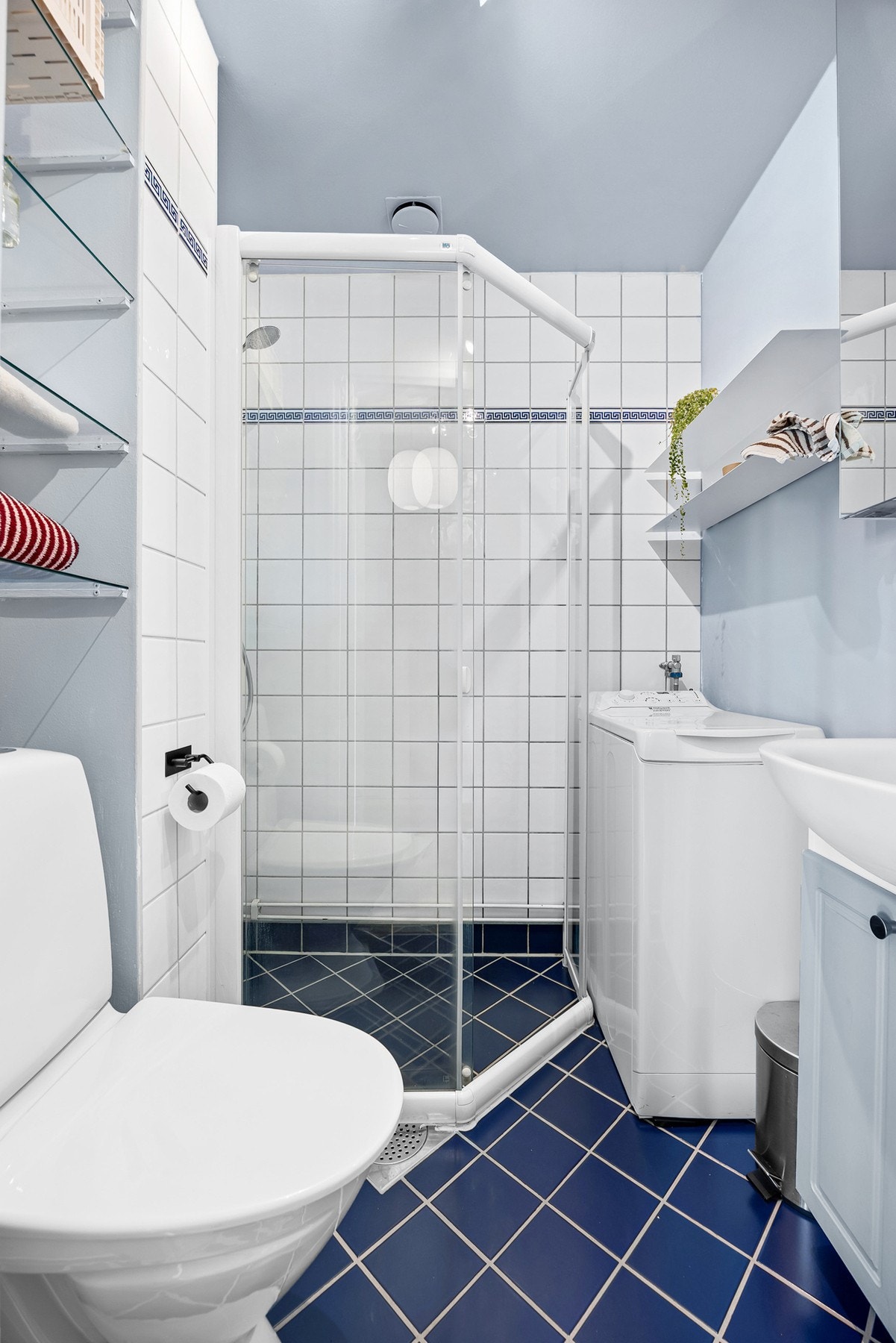 Flislagt baderom, pusset opp i regi av borettslaget i 1999. Badet ble oppgradert i 2010 med nye varmekabler og fliser. Galleribilde