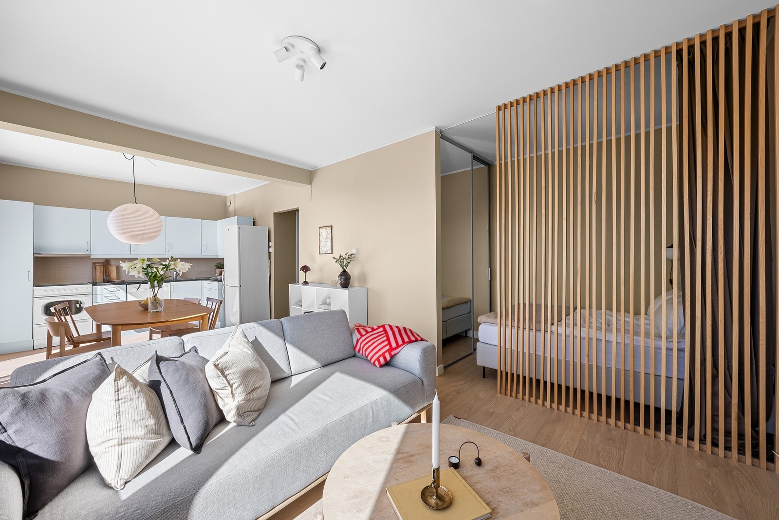 I planløsningen er det vektlagt et stort sosialt oppholdsrom, og beholdt den originale plasseringen til sovealkoven. Galleribilde