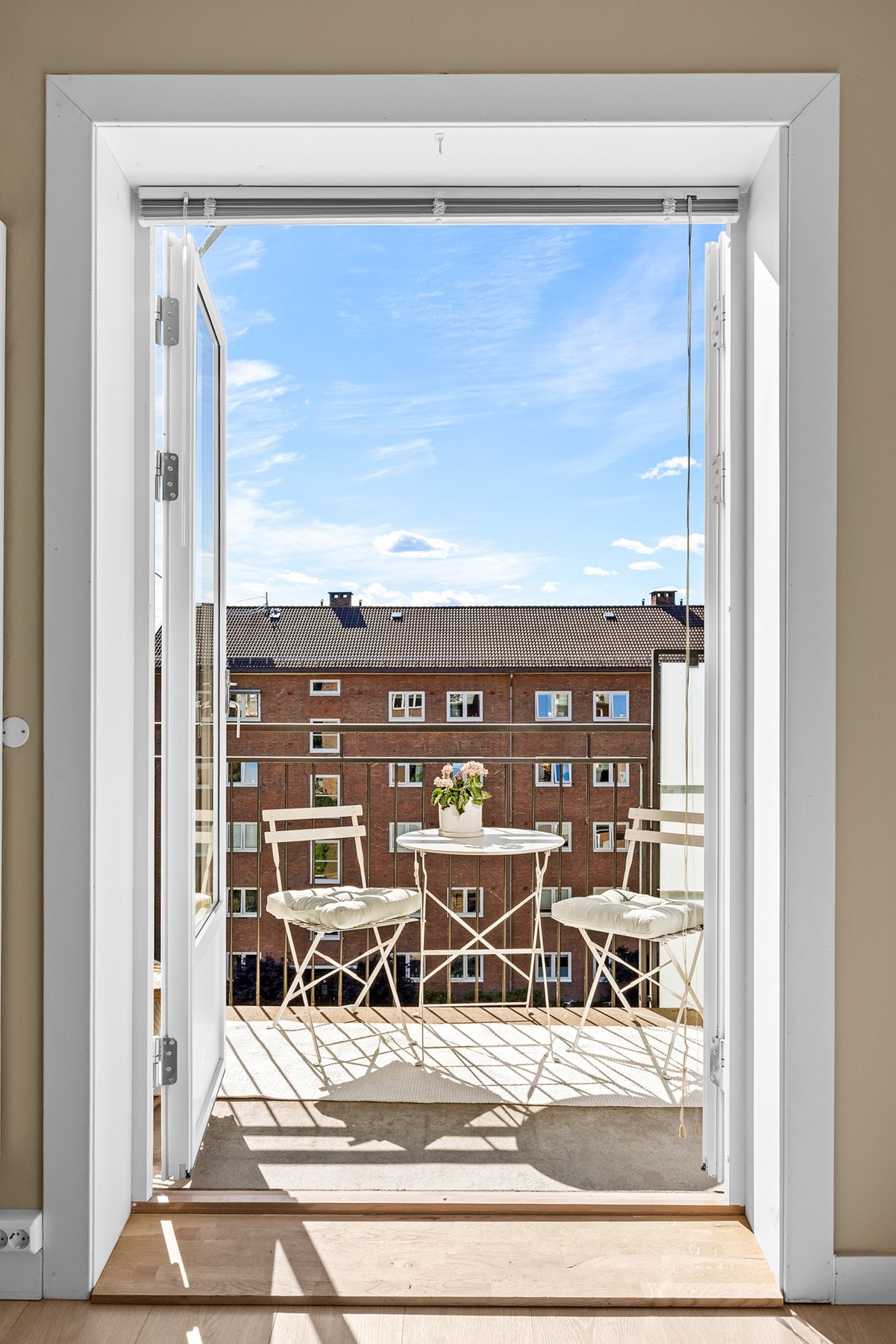 Fra kjøkken er det direkte adkomst til en vestvendt balkong på 5 m². Galleribilde
