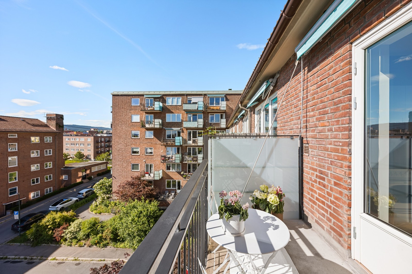 Her er det plass til bord med tilhørende stoler og beplantning. Galleribilde