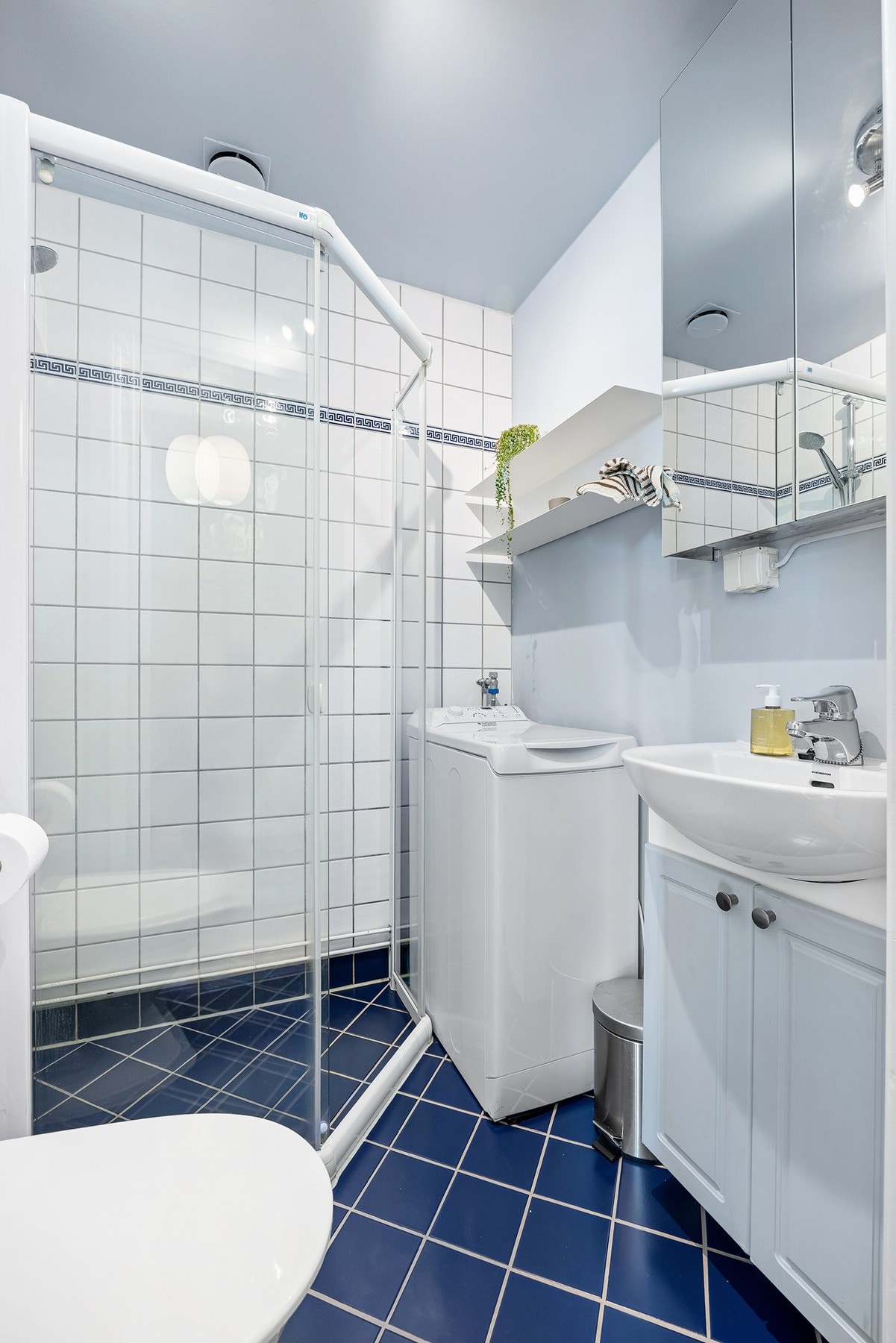 Det er opplegg for vaskemaskin på badet. Galleribilde