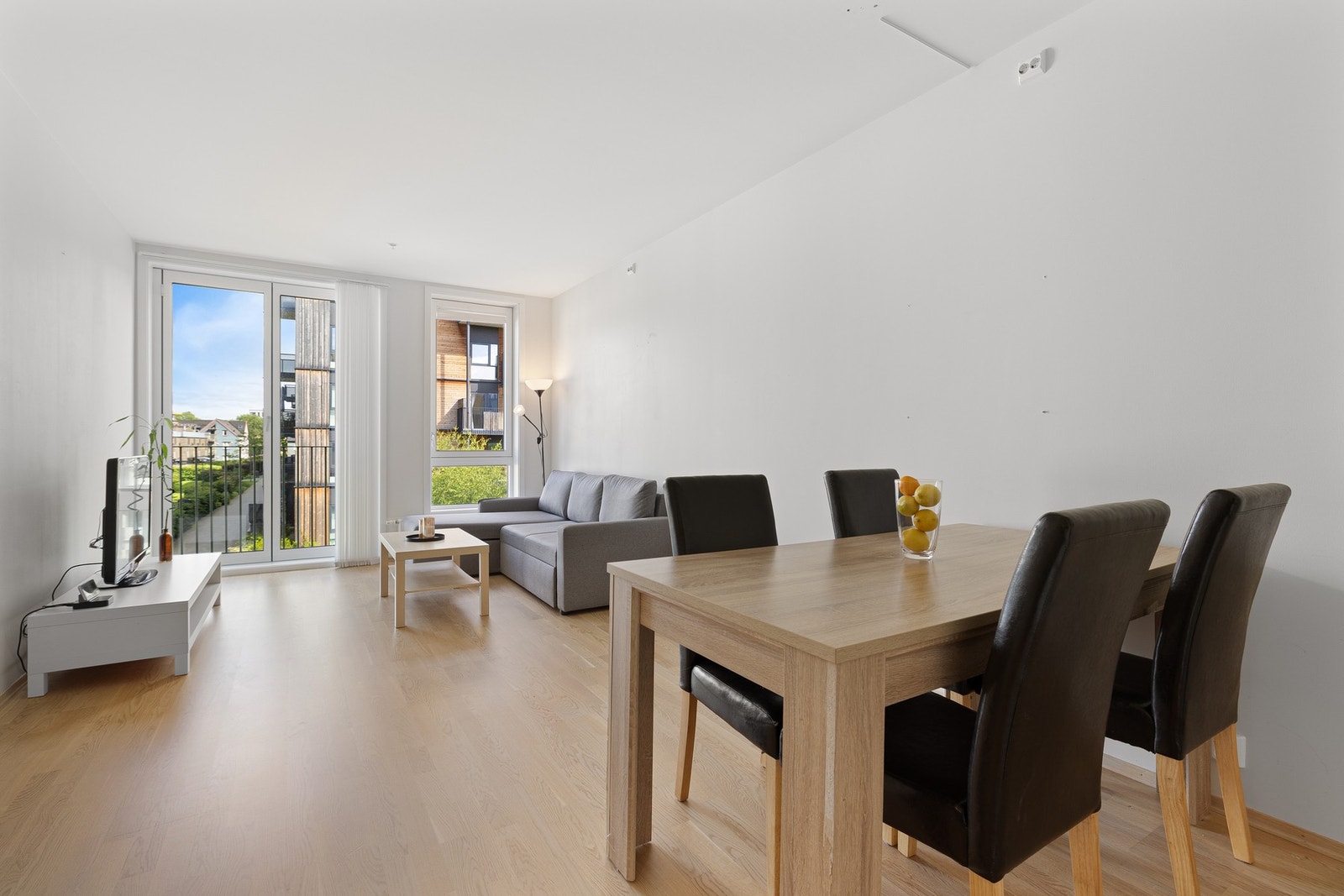 Leiligheten er på hele 61 kvm (BRA-i) og består av entré med ekstra dyp garderobe, bad, stue/kjøkken og 2 soverom. Utover dette er det en ekstern bod på 6 kvm i kjeller. Galleribilde