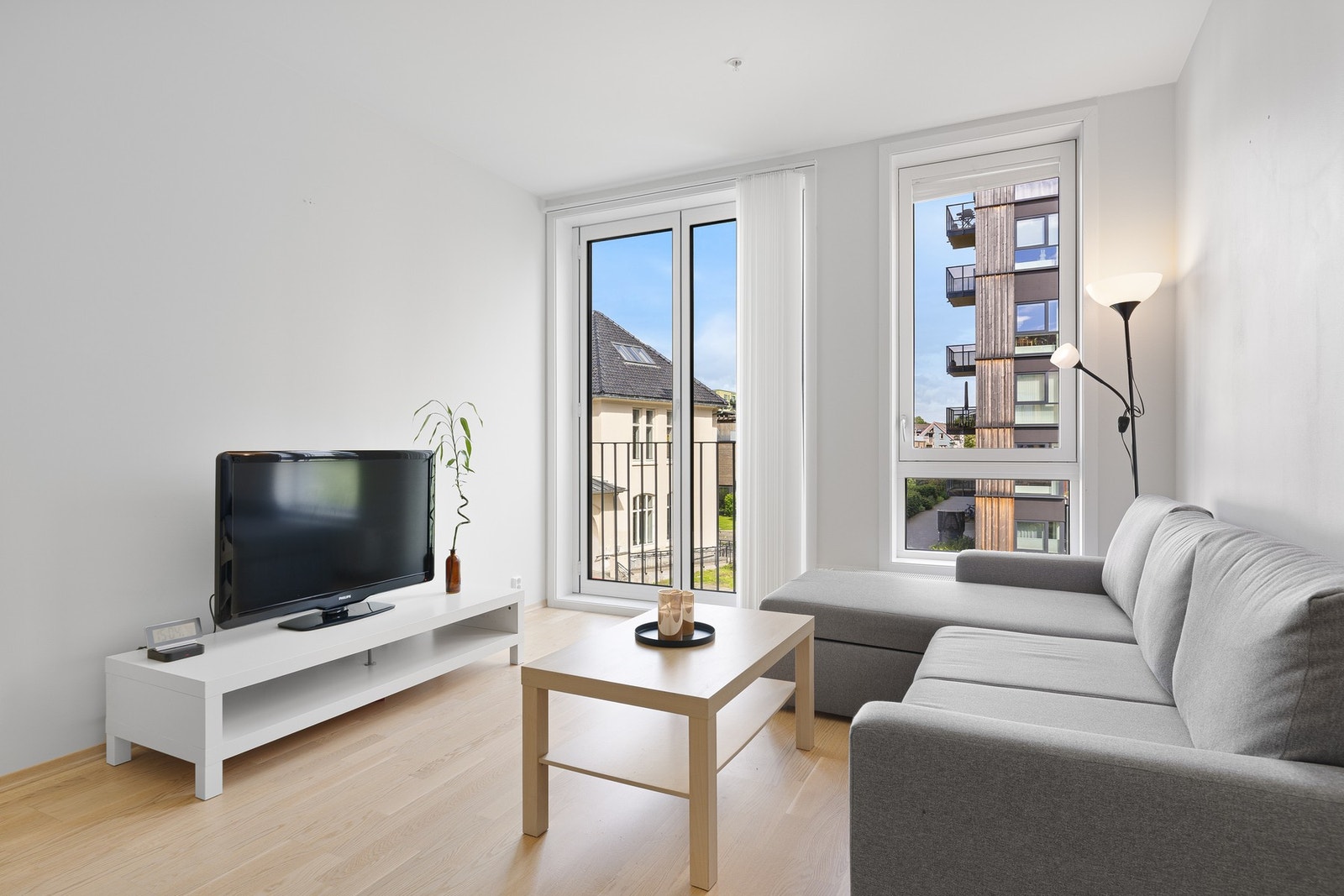Med nyere byggeår nyter leiligheten alt du kan forvente av moderne fasiliteter. Deriblant fjernvarme, balansert ventilasjon og heisadkomst. Galleribilde