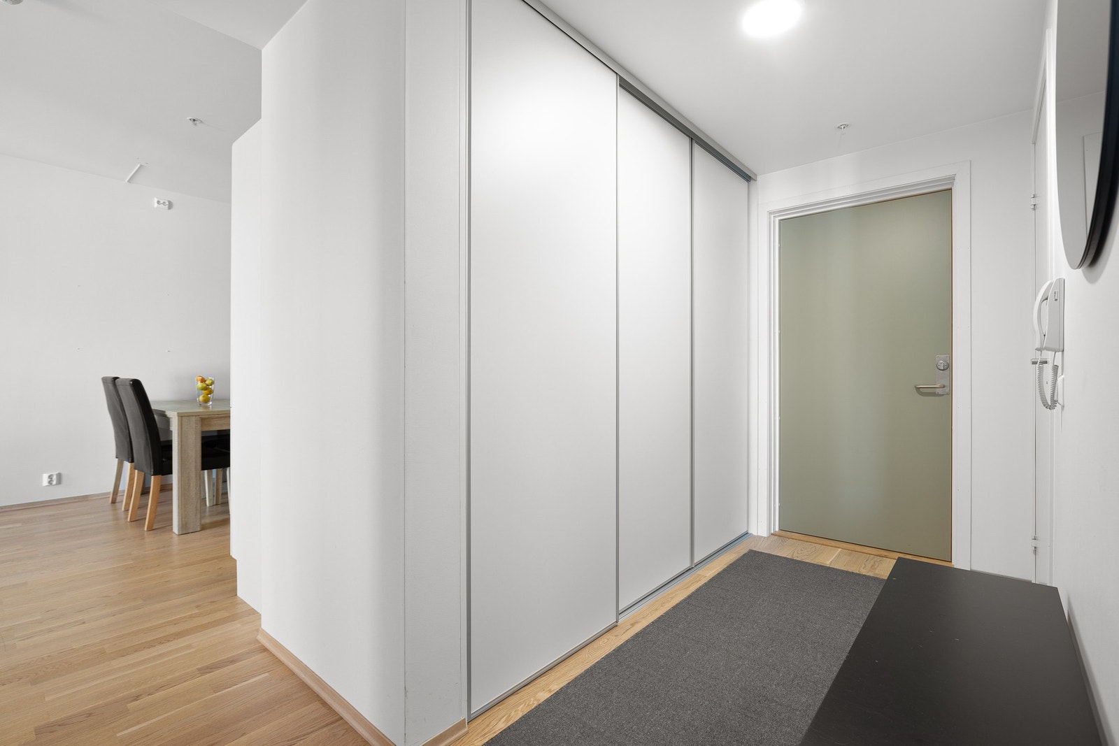 Velkommen inn! Entréen er på 6,2 kvm og er utstyrt med en svært praktisk og dyp skyvedørsgarderobe. Galleribilde