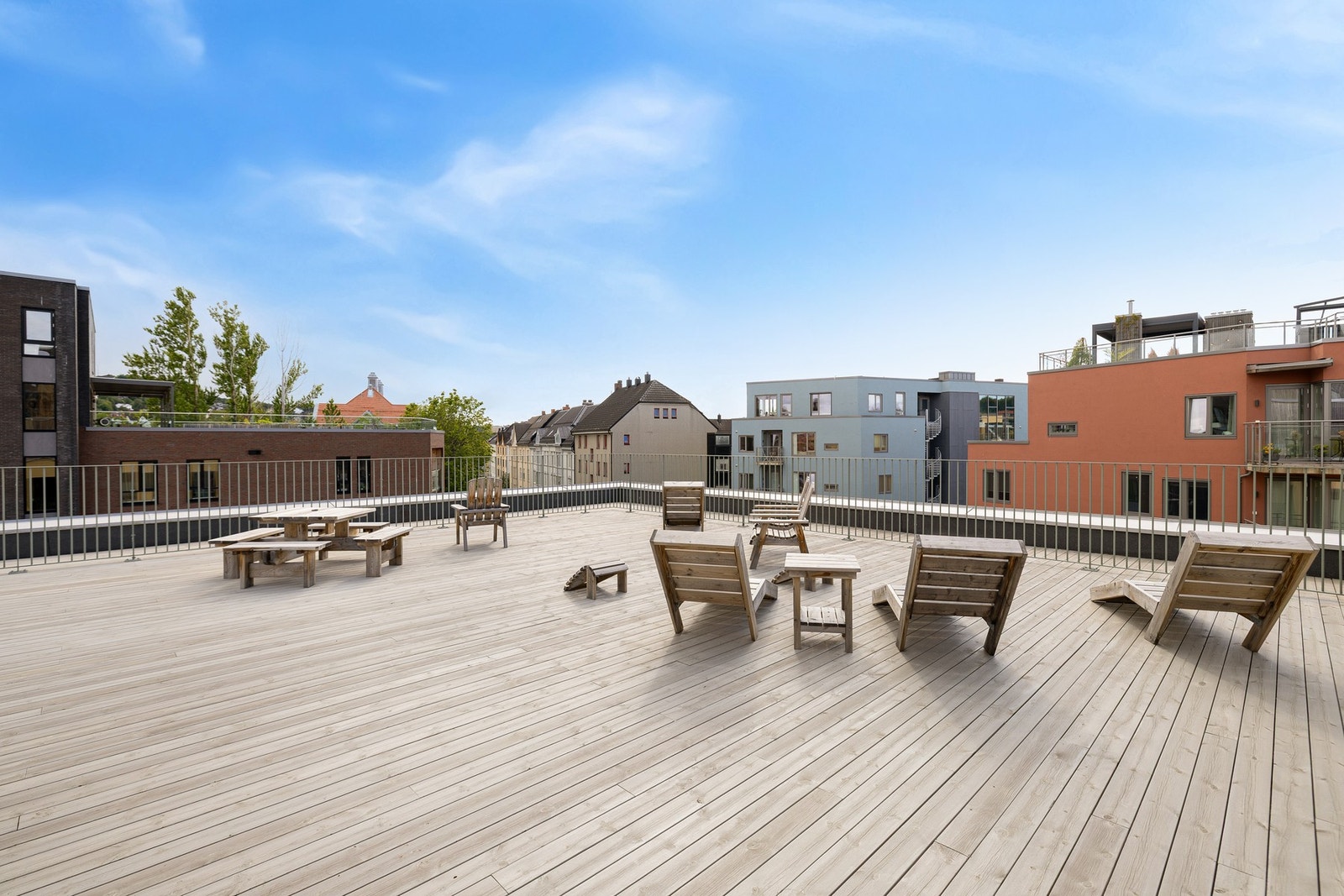 På taket av bygget (ta heisen til 4.etasje) finner du en stor og flott felles takterrasse som fritt kan disponeres av seksjonseierne. Galleribilde
