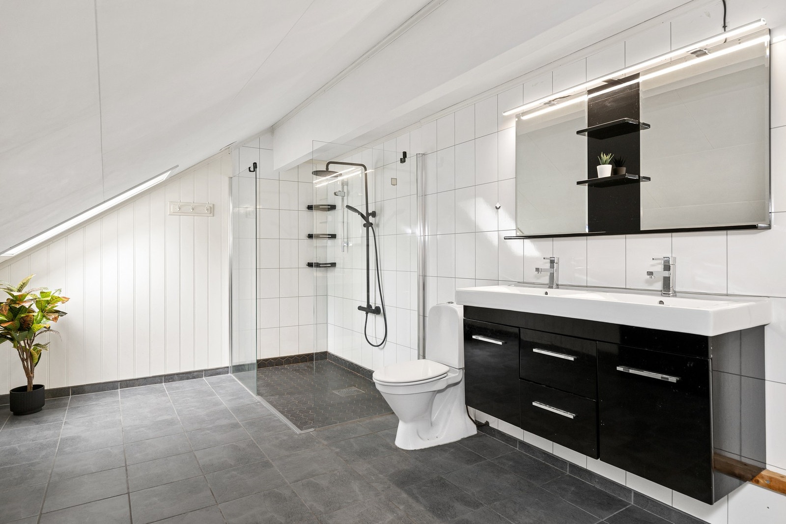 Badet ble pusset opp i 2012, men dusjnisjen ble pusset opp i 2017 og dusjarmaturen er byttet i nyere tid Galleribilde
