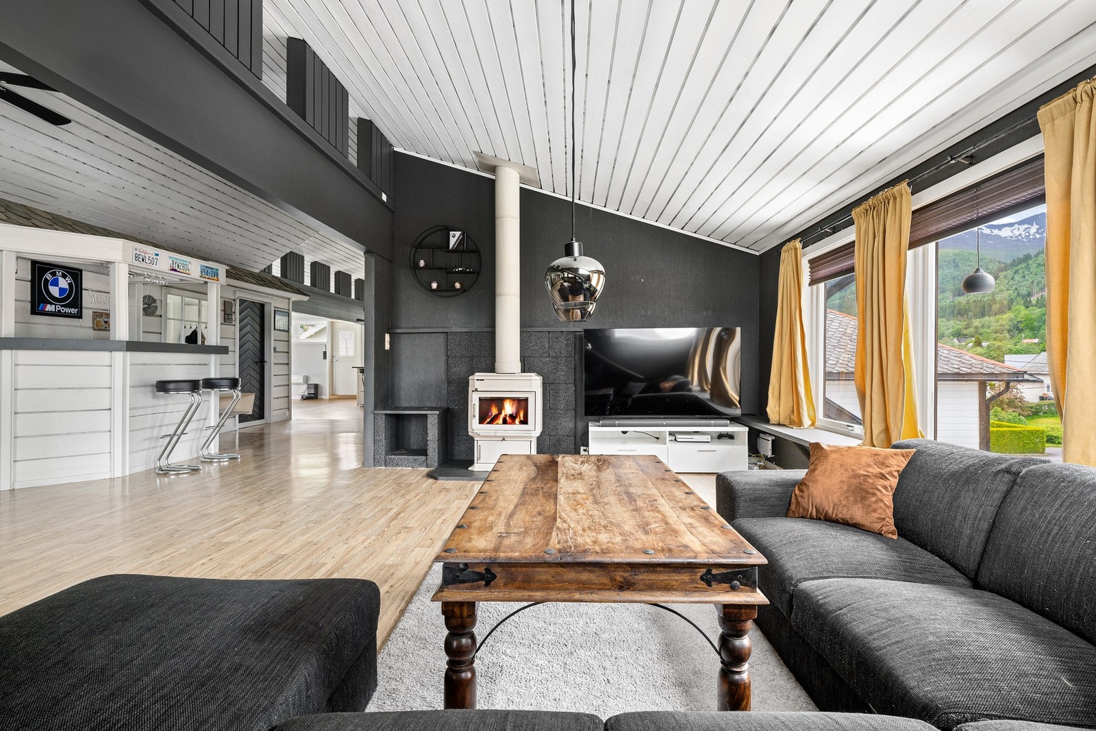 Velkommen til Bruasetvegen 99! Presentert av Tore Magerøy i EIE eiendomsmegling. Foto: Espen Istad i Studio Istad. Galleribilde