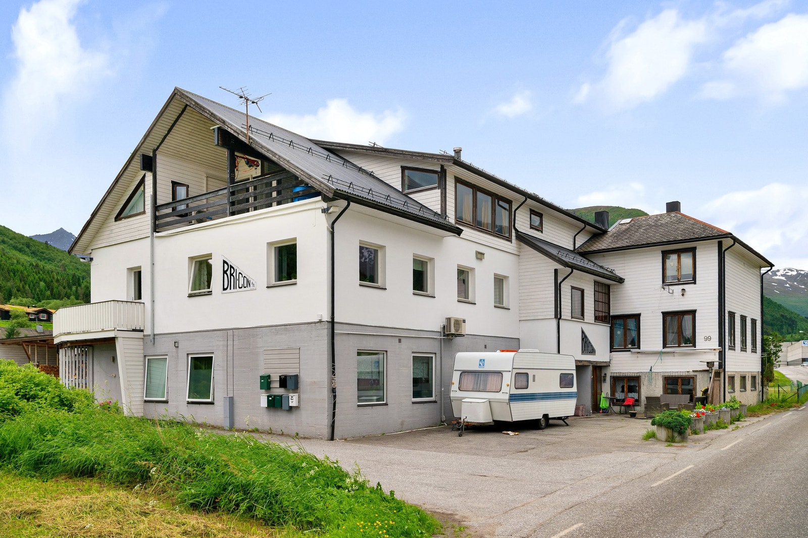 Bygget var opprinnelig en konfeksjonsfabrikk som blant annet laget dongeribukser. Derav navnet på sameiet: Dongryn. Galleribilde