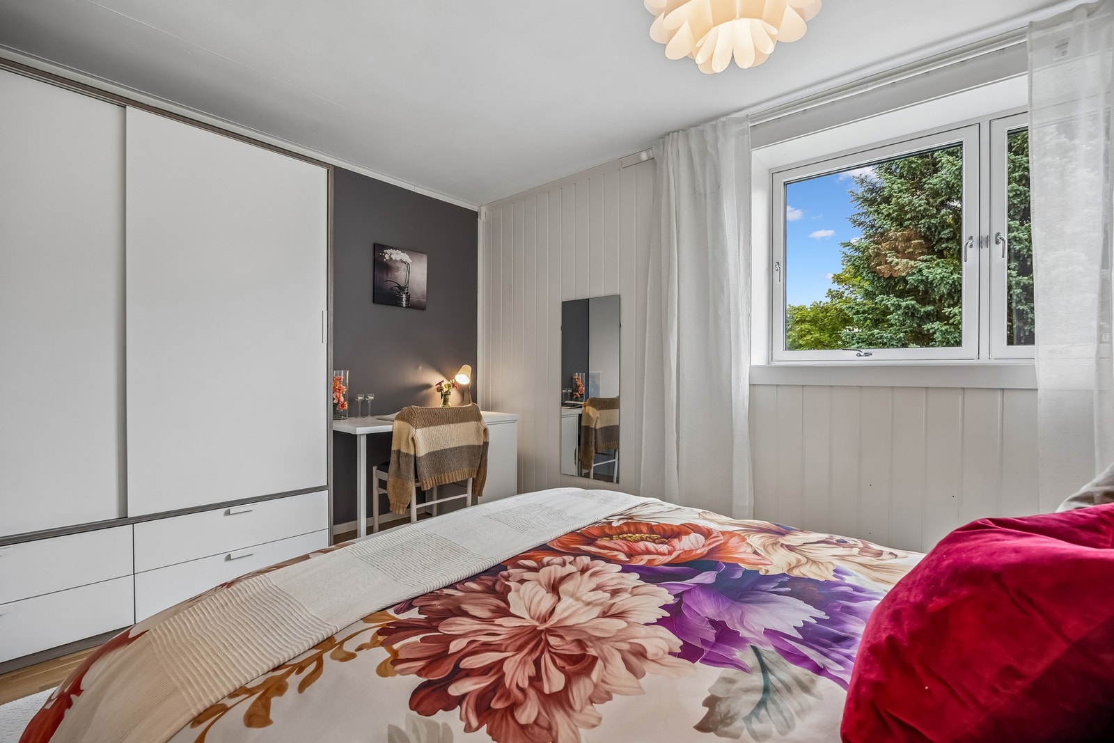 Hovedsoverommet er på ca. 12 m² og har god plass til dobbeltseng, garderobeløsning og øvrig møblement. Galleribilde