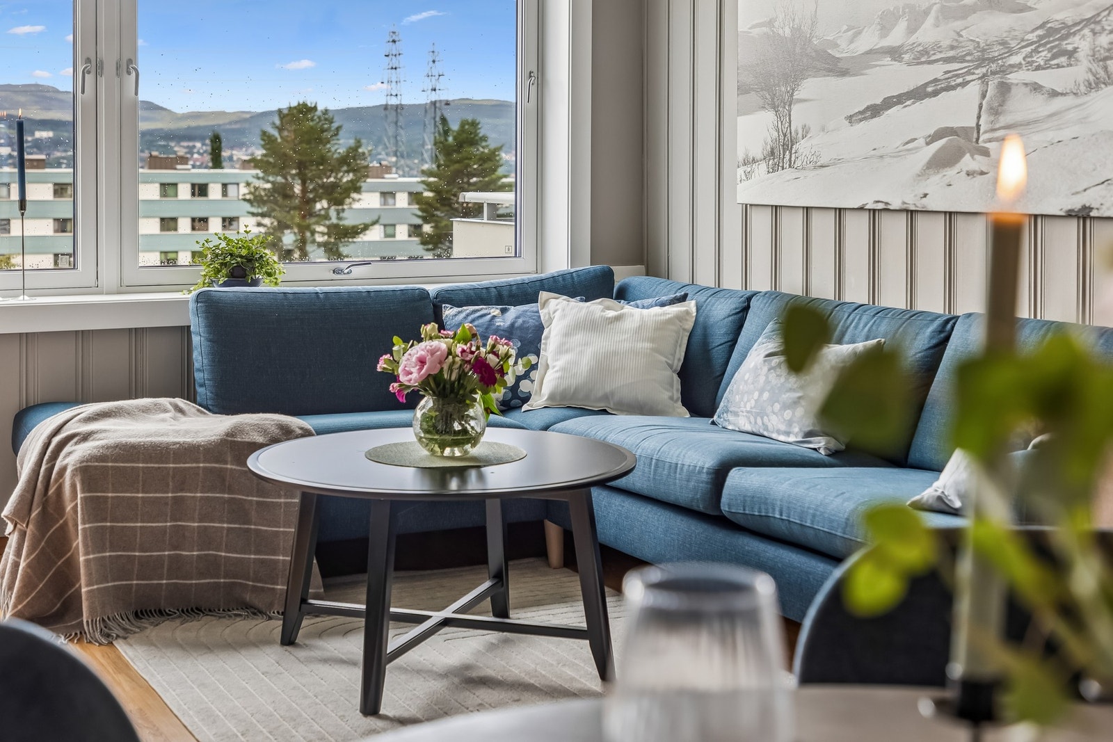 Stuen er på hele 23 m² og fremstår som lys og romslig med store vindusflater som slipper inn rikelig med dagslys. Galleribilde