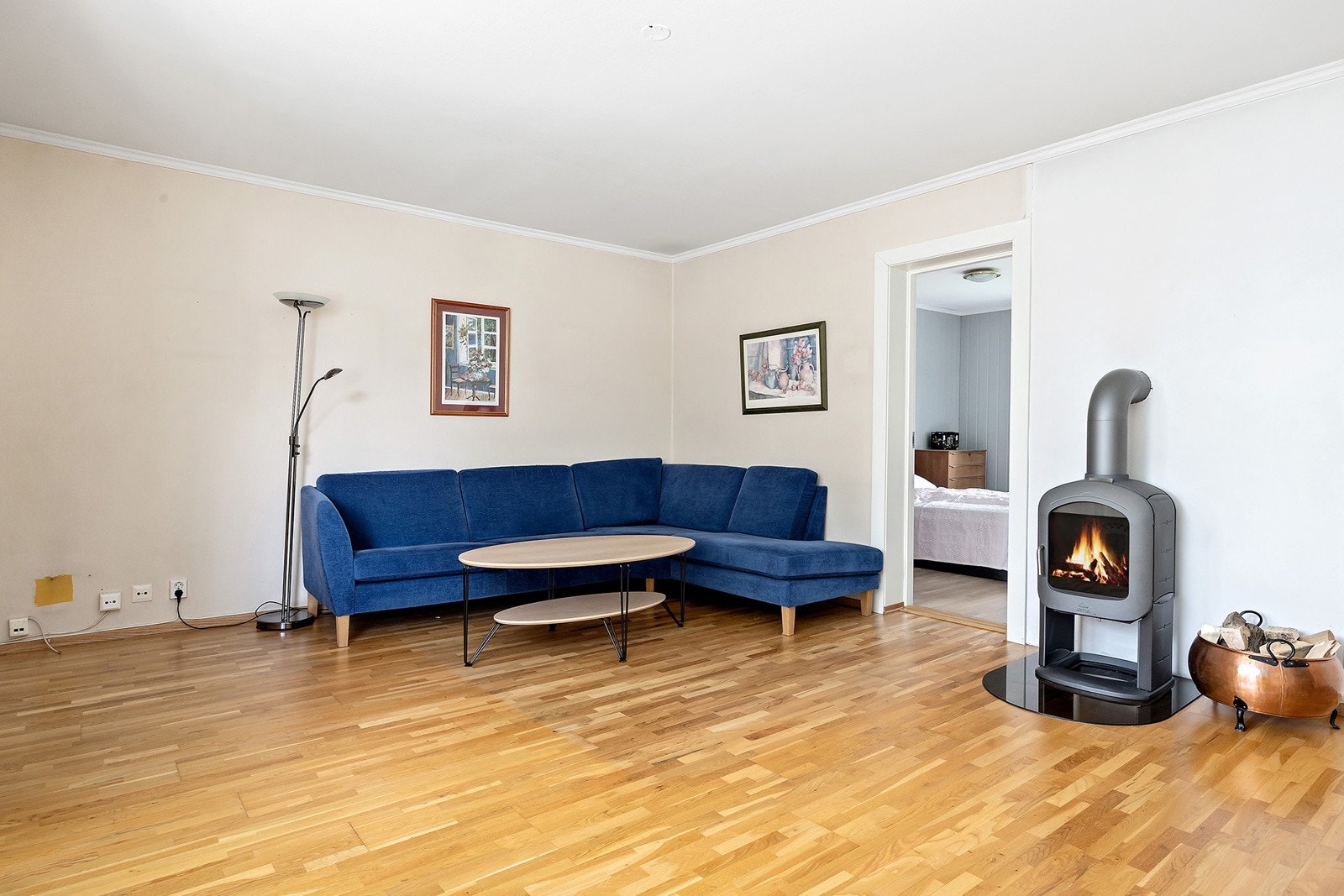 Romslig og innbydende stue med god plass til både sofagruppe og spisebord. Galleribilde