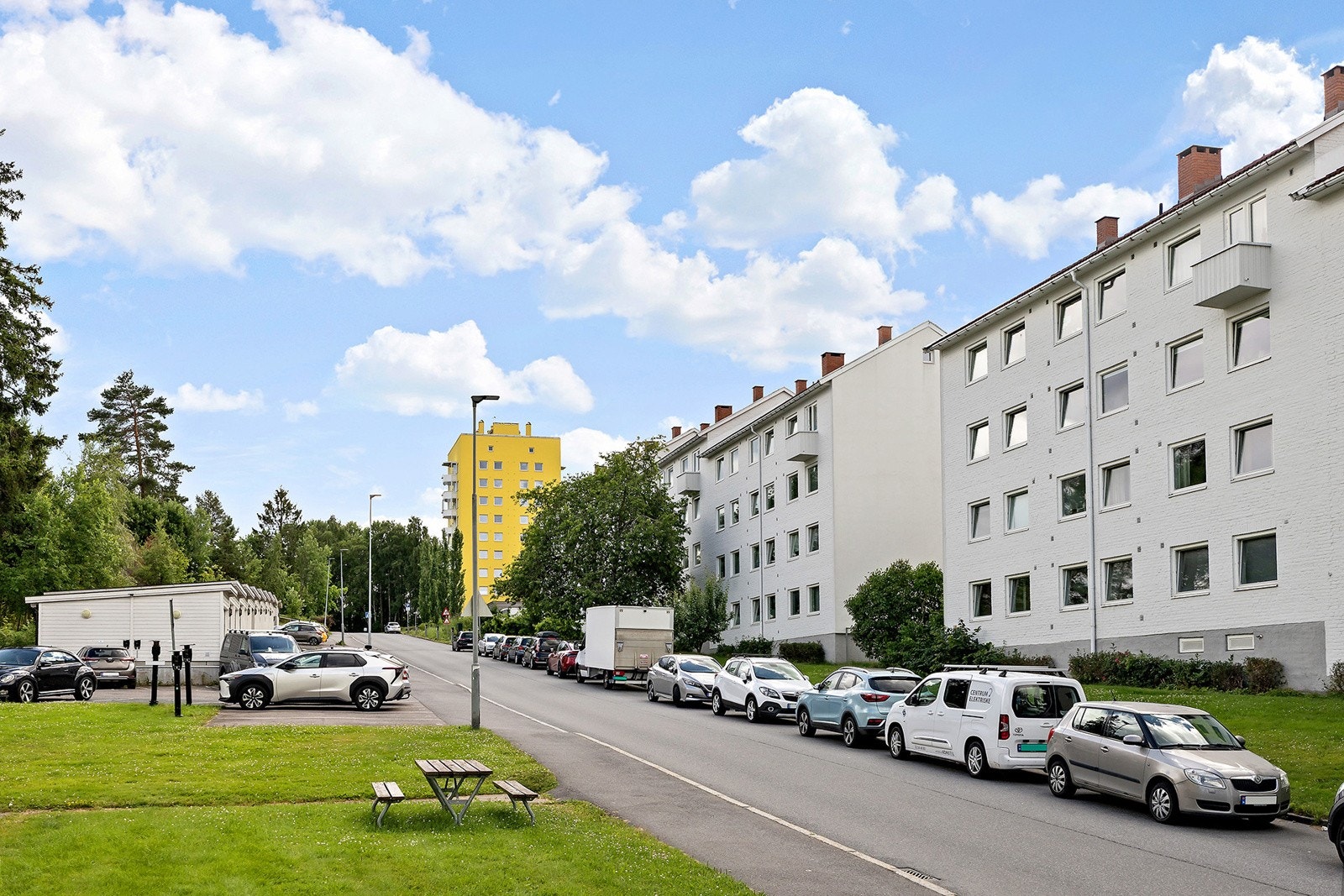 Utearealene er pent opparbeidet med busker, trær og asfalterte gangarealer samt lekeapparater. Galleribilde