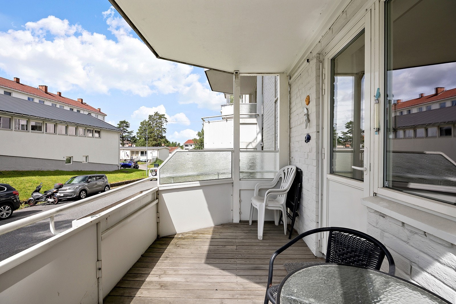 Vestvendt balkong på ca. 7 m² med trefliser på gulv. Galleribilde