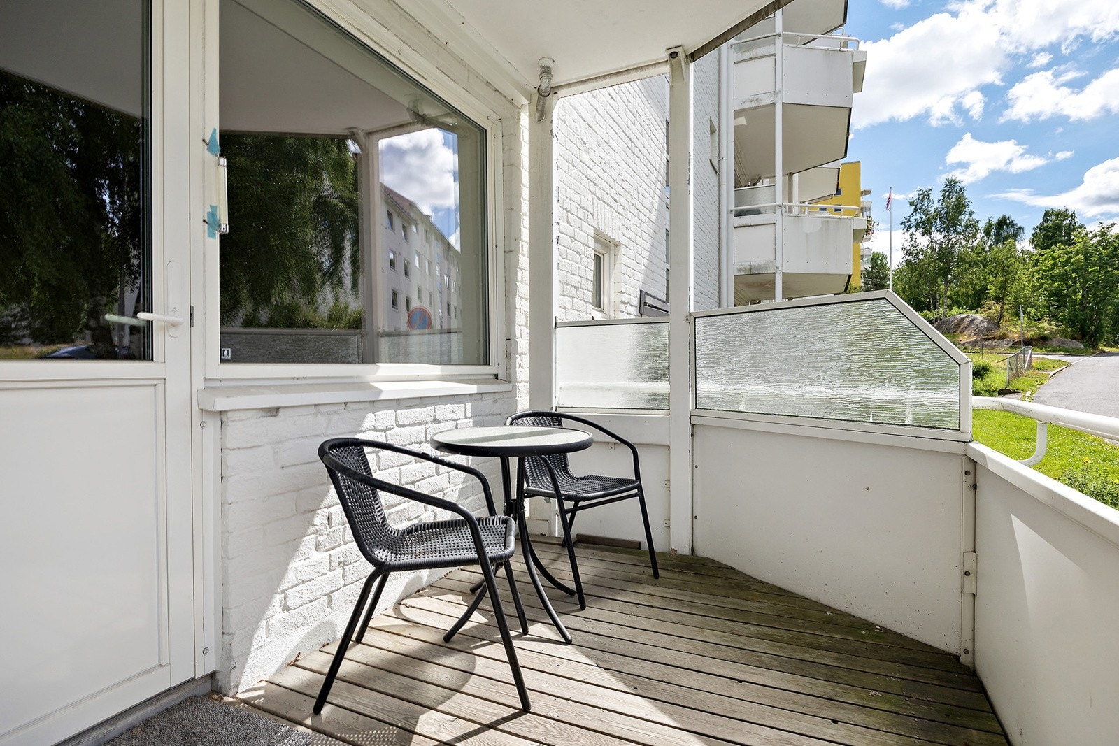 God plass til ønsket møblement og grill hvor man kan invitere venner og familie til hyggelige sammenkomster. Galleribilde