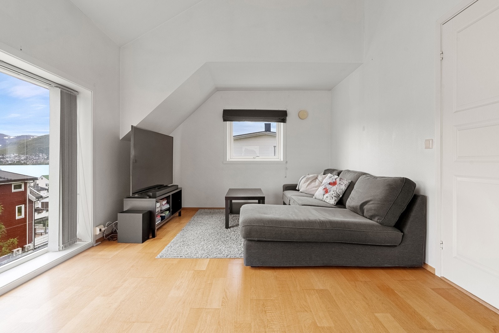 Lys og innbydende stue med god plass til sofagruppe.