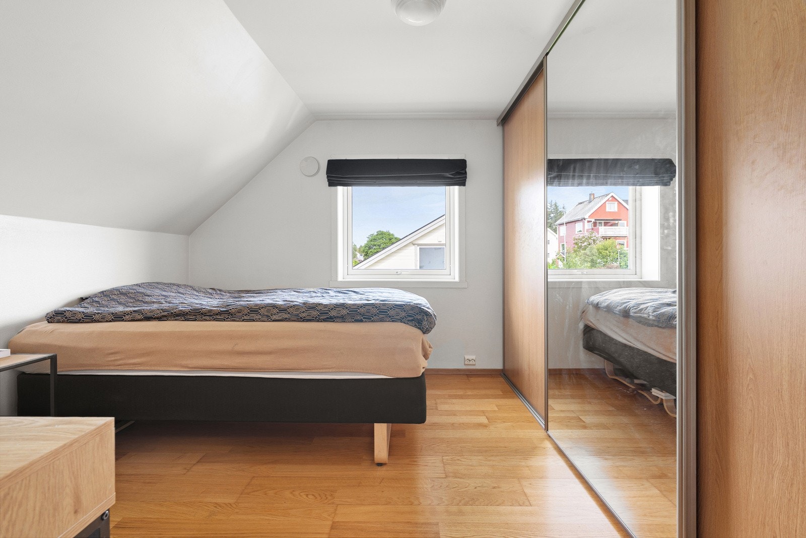 Skyvedørsgarderobe med rikelig med oppbevaringsplass.