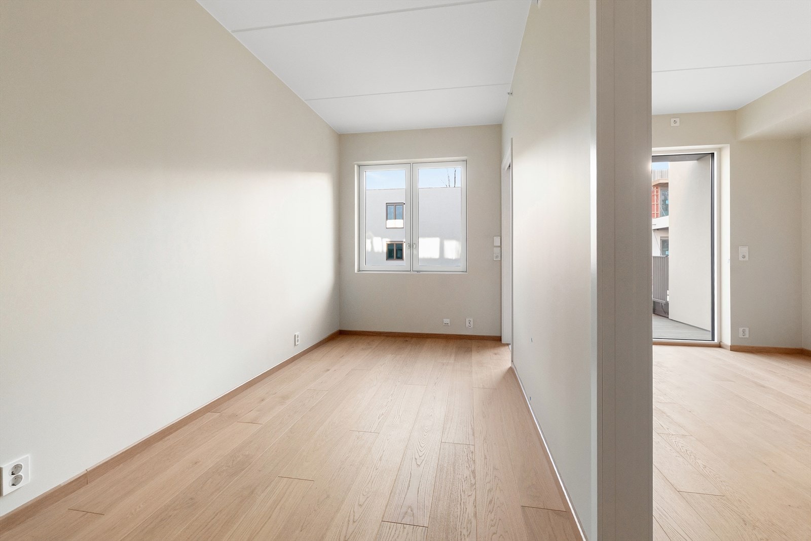 Ca. 11 kvm soverom m. plass til dobbeltseng og garderobeskap. Galleribilde