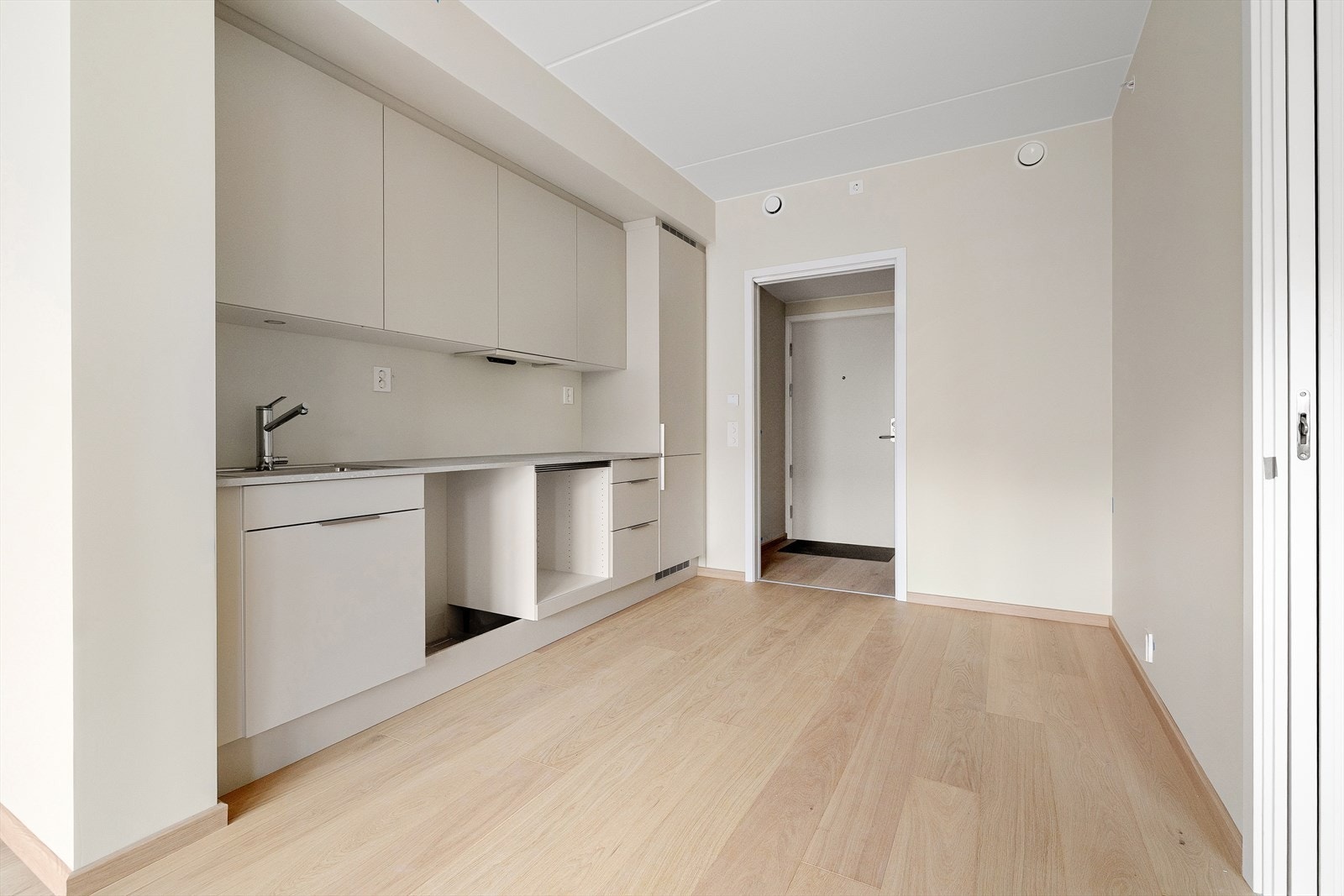 Kjøkken fra Studio Sigdal. Klargjort for integrering av hvitevarer(medfølger ikke). Plass til spisebord. Galleribilde
